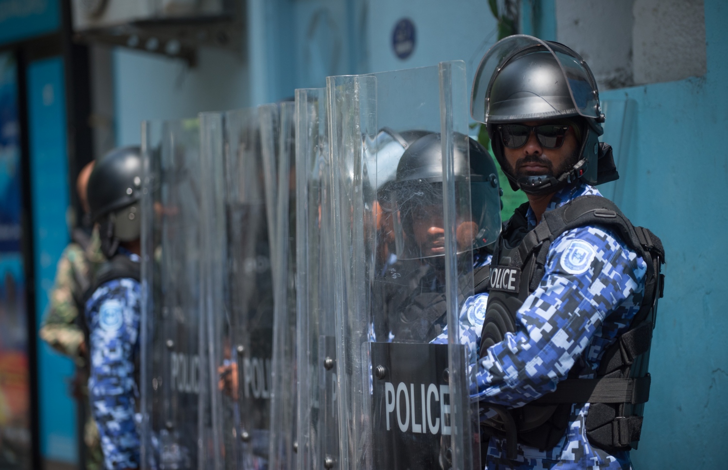 މާލެ: ފެބްރުއަރީ 19، 2018- ކުއްލި ނުރައްކަލުގެ ހާލަތުގެ ގަރާރު ރައްޔިތުންގެ މަޖިލީހަށް ހުށަހެޅުމަށް ބޭއްވި ޚާއްސަ ޖަލްސާ ކުރިއަށް ގެންދިޔަ ވަގުތު އެސްއޯ ފުލުހުން ޝީލްޑާއެކު އެ ސަރަހައްދުގައި ހަރަކާތްތެރިވަނީ.---ފޮޓޯ: ހުސެއިން ވަހީދު/މިހާރު