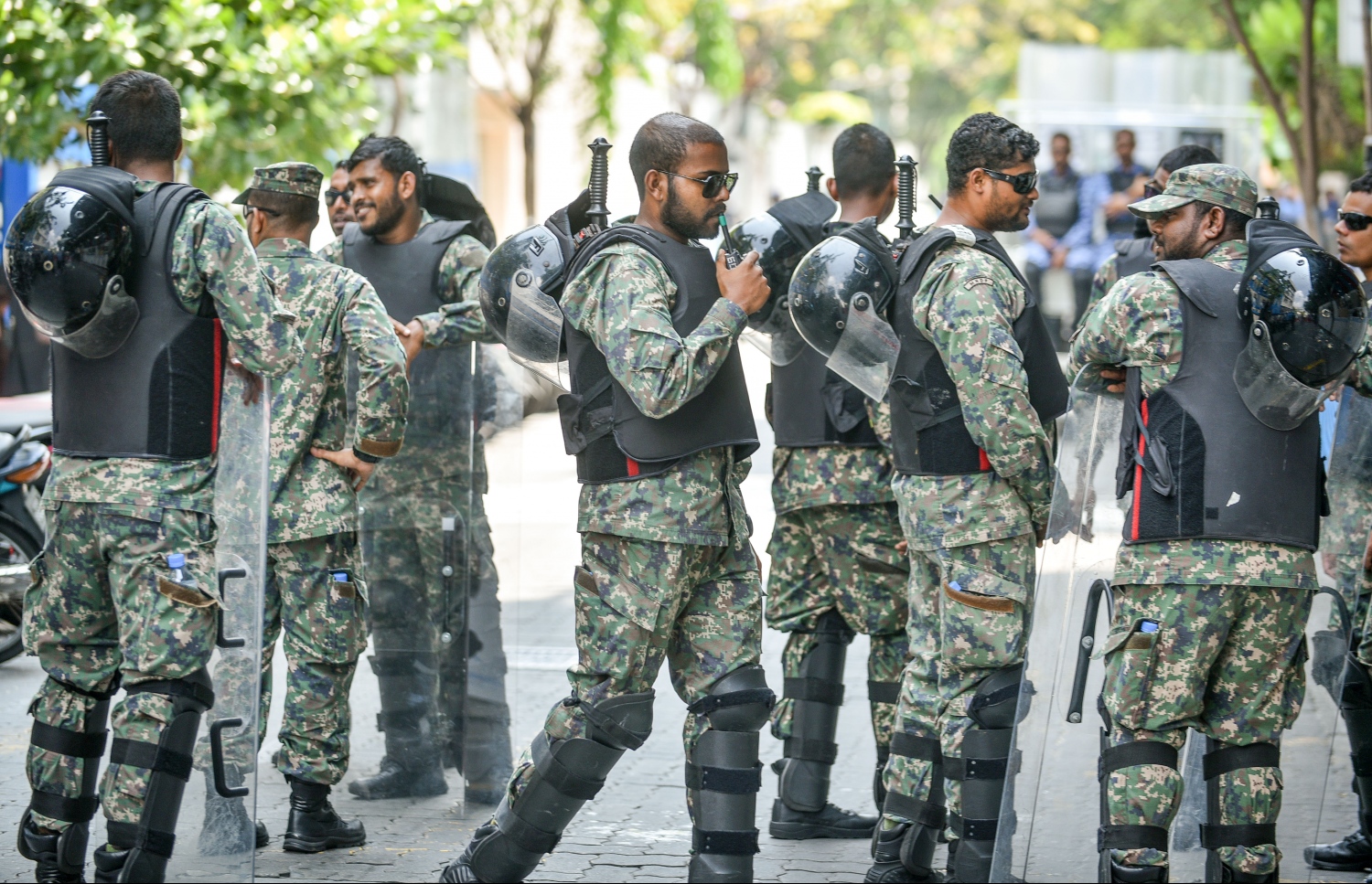 މާލެ: ފެބްރުއަރީ 19، 2018- ކުއްލި ނުރައްކަލުގެ ހާލަތުގެ ގަރާރު ރައްޔިތުންގެ މަޖިލީހަށް ހުށަހެޅުމަށް ބޭއްވި ޚާއްސަ ޖަލްސާ ކުރިއަށް ގެންދިޔަ ވަގުތު ސިފައިން އެ ސަރަހައްދުގައި ހަރަކާތްތެރިވަނީ.---ފޮޓޯ: ނިޝާން އަލީ/މިހާރު