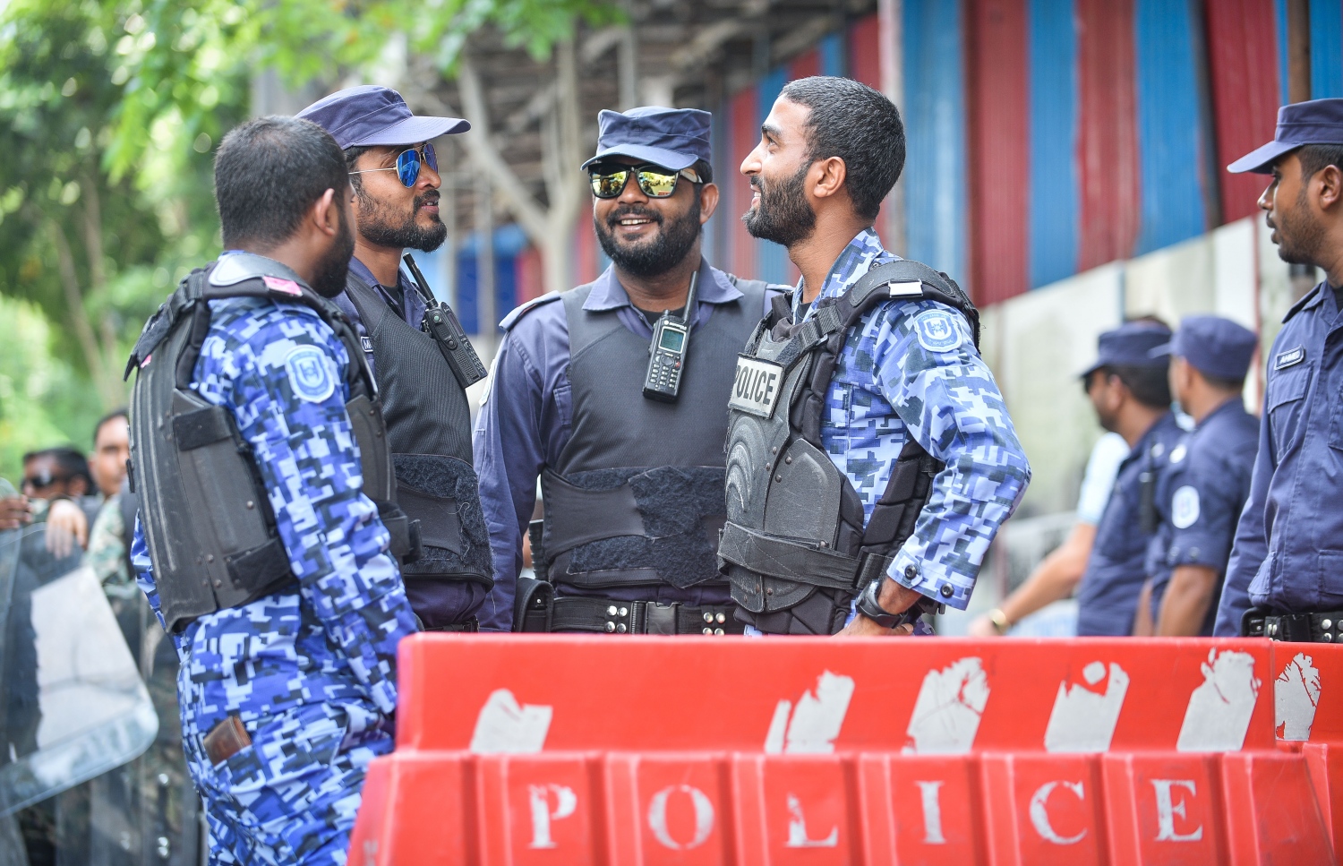 މާލެ: ފެބްރުއަރީ 19، 2018- ކުއްލި ނުރައްކަލުގެ ހާލަތުގެ ގަރާރު ރައްޔިތުންގެ މަޖިލީހަށް ހުށަހެޅުމަށް ބޭއްވި ޚާއްސަ ޖަލްސާ ކުރިއަށް ގެންދިޔަ ވަގުތު ފުލުހުން އެ ސަރަހައްދުގެ މަގުތައް ބަންދުކޮށްގެން ފޯރިމަރަނީ.---ފޮޓޯ: ނިޝާން އަލީ/މިހާރު