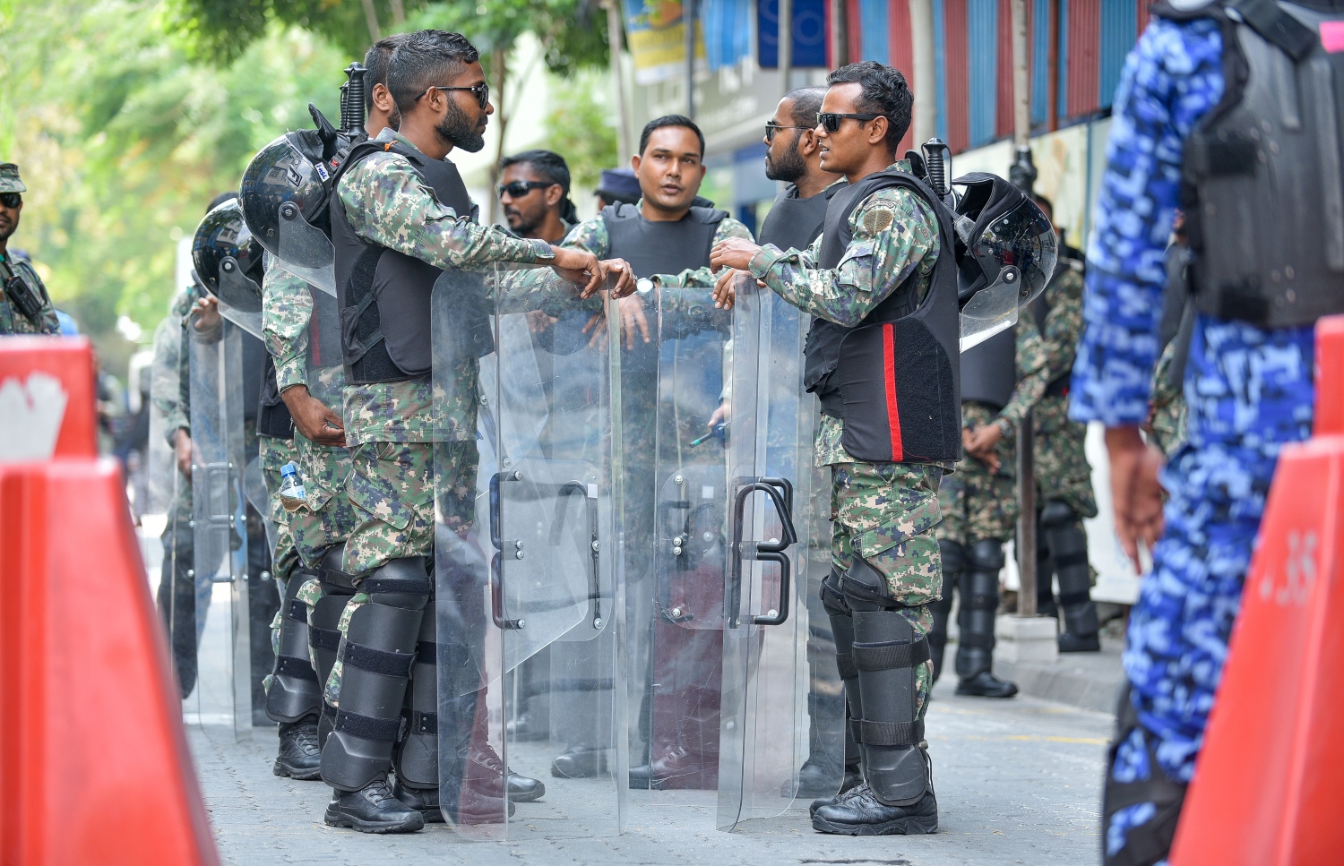 މާލެ: ފެބްރުއަރީ 19، 2018- ކުއްލި ނުރައްކަލުގެ ހާލަތުގެ ގަރާރު ރައްޔިތުންގެ މަޖިލީހަށް ހުށަހެޅުމަށް ބޭއްވި ޚާއްސަ ޖަލްސާ ކުރިއަށް ގެންދިޔަ ވަގުތު، ޝީލްޑާއެކު ތިބި ސިފައިން އެ ސަރަހައްދުގައި ހަރަކާތްތެރިވަނީ.---ފޮޓޯ: ނިޝާން އަލީ/މިހާރު