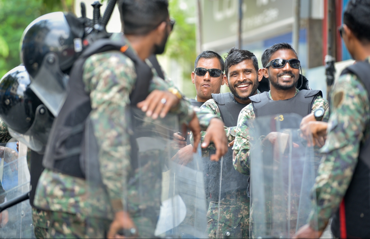 މާލެ: ފެބްރުއަރީ 19، 2018- ކުއްލި ނުރައްކަލުގެ ހާލަތުގެ ގަރާރު ރައްޔިތުންގެ މަޖިލީހަށް ހުށަހެޅުމަށް ބޭއްވި ޚާއްސަ ޖަލްސާ ކުރިއަށް ގެންދިޔަ ވަގުތު ސިފައިން އެ ސަރަހައްދުގައި ހަރަކާތްތެރިވަނީ.---ފޮޓޯ: ނިޝާން އަލީ/މިހާރު