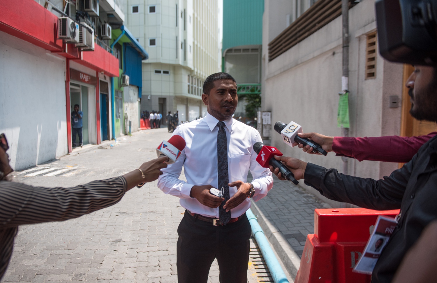 މަހުލޫފް އިއްޔެ ނޫސްވެރިންނާ ވާހަކަ ދައްކަވަނީ: މަހުލޫފް މިއަދު ވިދާޅުވީ ސަރުކާރަށް 43 މެމްބަރުން ހަމަނުވާނެ ކަމަށް.---ފޮޓޯ: ހުސެއިން ވަހީދު/މިހާރު