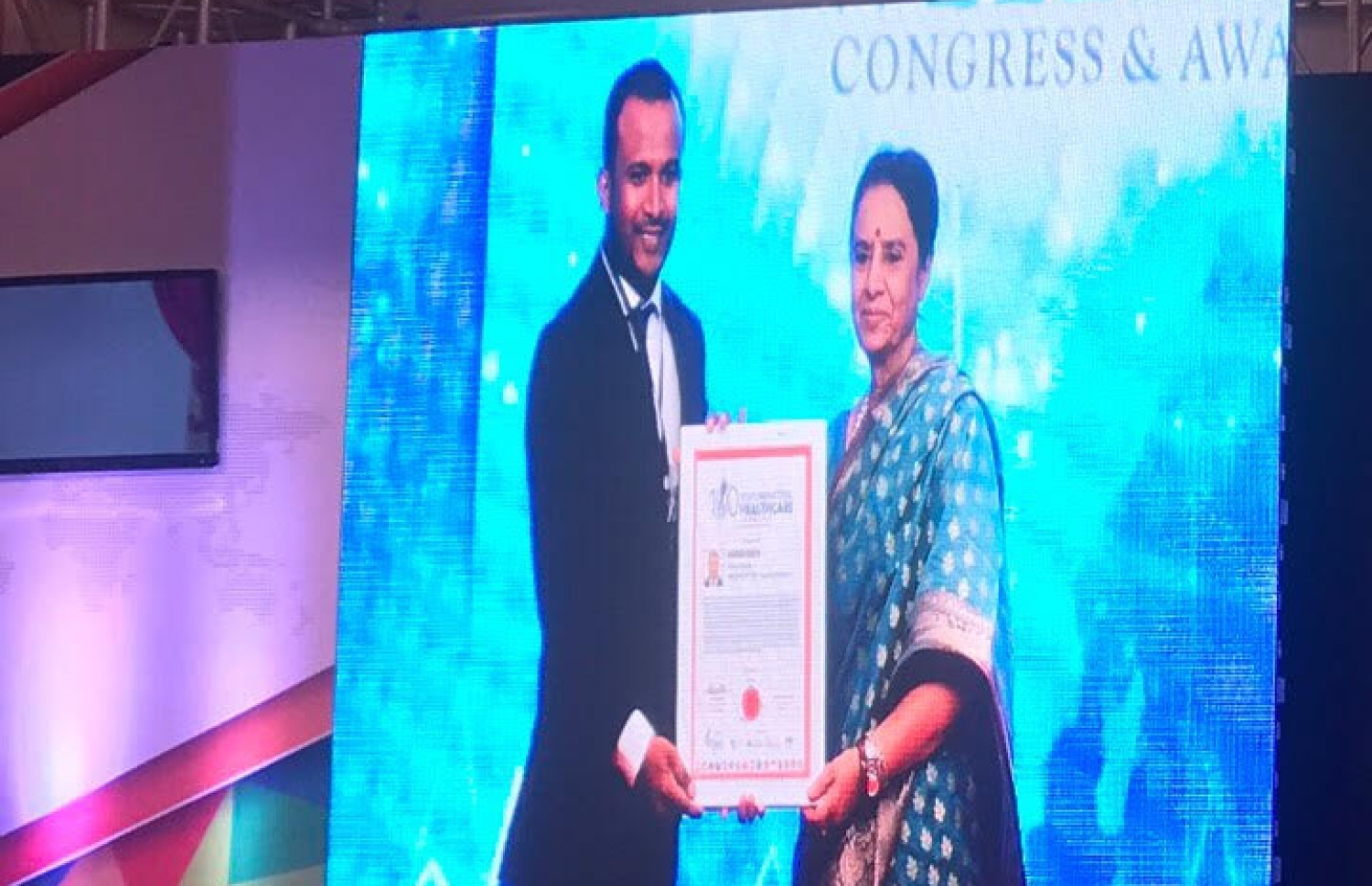 މި އަހަރު ވޯލްޑް ހެލްތު އެންޑް ވެލްނެސް ކޮންގްރެސް އެންޑް އެވޯޑްސް އިން ހޮވި، ސިއްހީ ދާއިރާއަށް އެންމެ ބޮޑު ބަދަލެއް ގެނުވި 100 ލީޑަރުންގެ އެވޯޑާ އަހްމަދު ފަސީހު ހަވާލުވަނީ