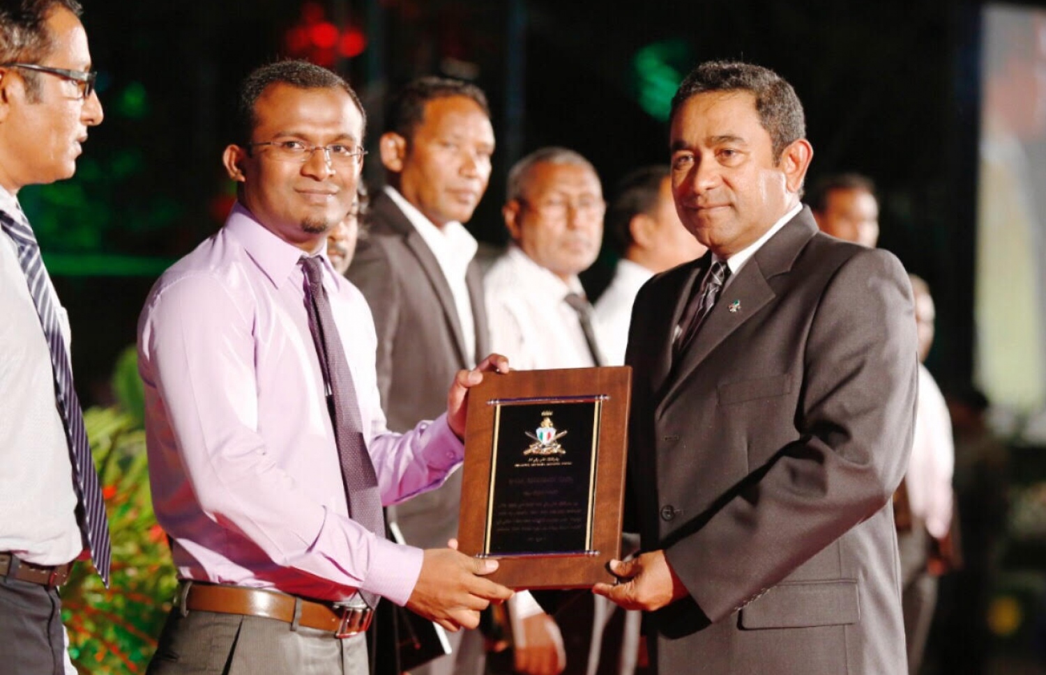 އަހުމަދު ފަސީހުގެ ޚިދުމަތުގެ އަގުވަޒަންކުރުމުގެ ގޮތުން އޭނާއަށް އެމްއެންޑީއެފުން ދިން އައްޑަނަ ރައީސް އަބްދުﷲ ޔާމީން ހަވާލުކުރައްވަނީ