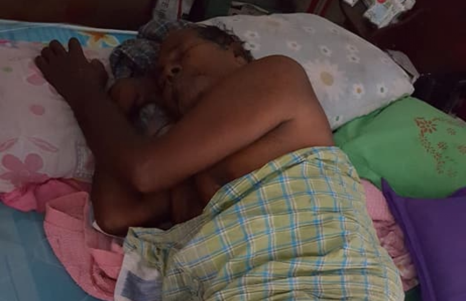 އަޅާލާނެ މީހަކު ނެތް ލޯފަން އާދަމްބެ، މުސާރަ ދީގެން ވެސް އާދަމްބެ ބަލައިދޭނެ މީހަކު ނުވި-- ފޮޓޯ: އަހުމަދު އިބްރާހިމް