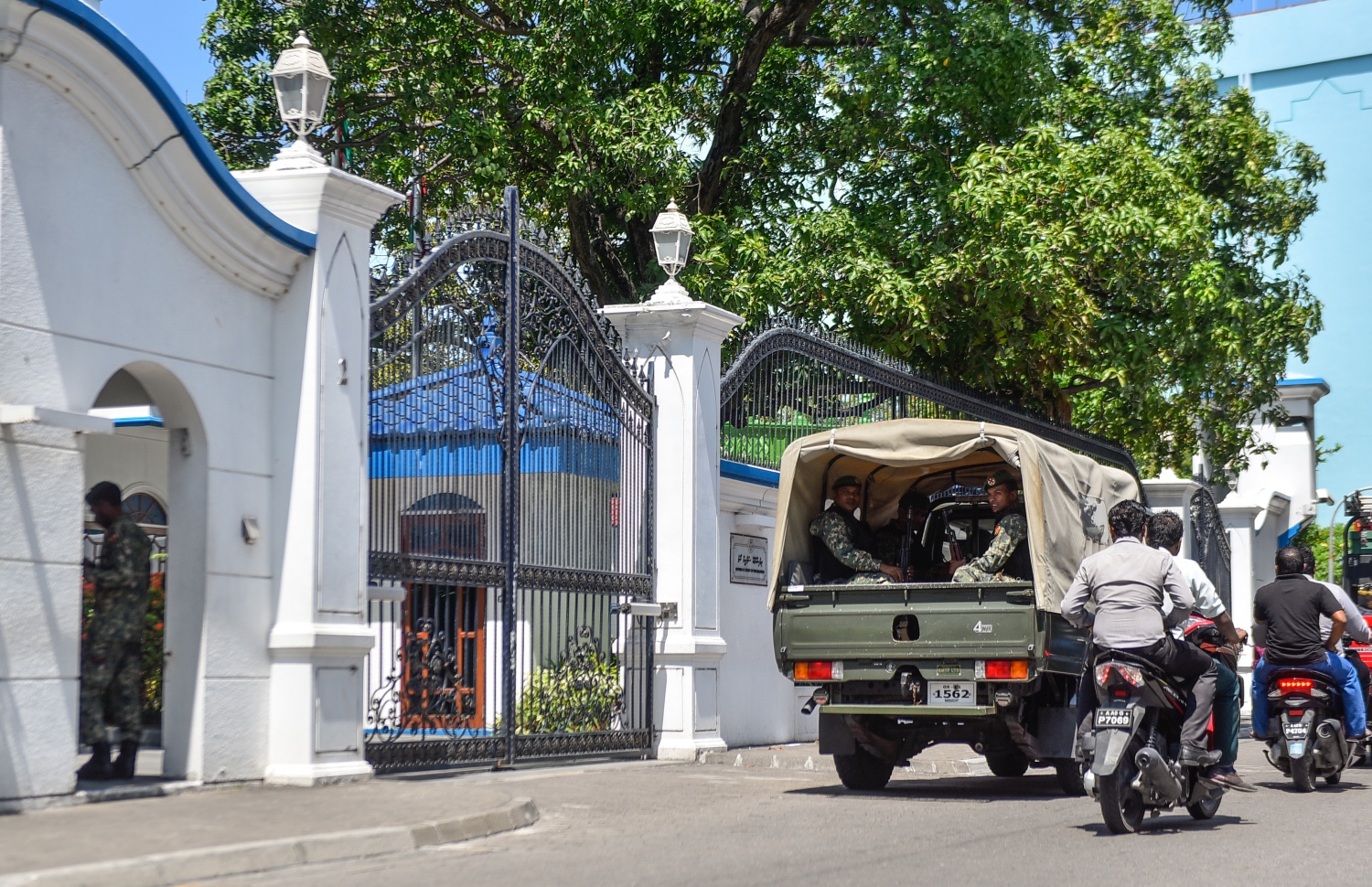 ސުޕްރީމް ކޯޓުގެ ކުރިމަތީގައި ސިފައިންގެ ވެހިކަލެއް މަޑުކޮށްލައިގެން. ---ފޮޓޯ: ހުސެއިން ވަހީދު/ މިހާރު