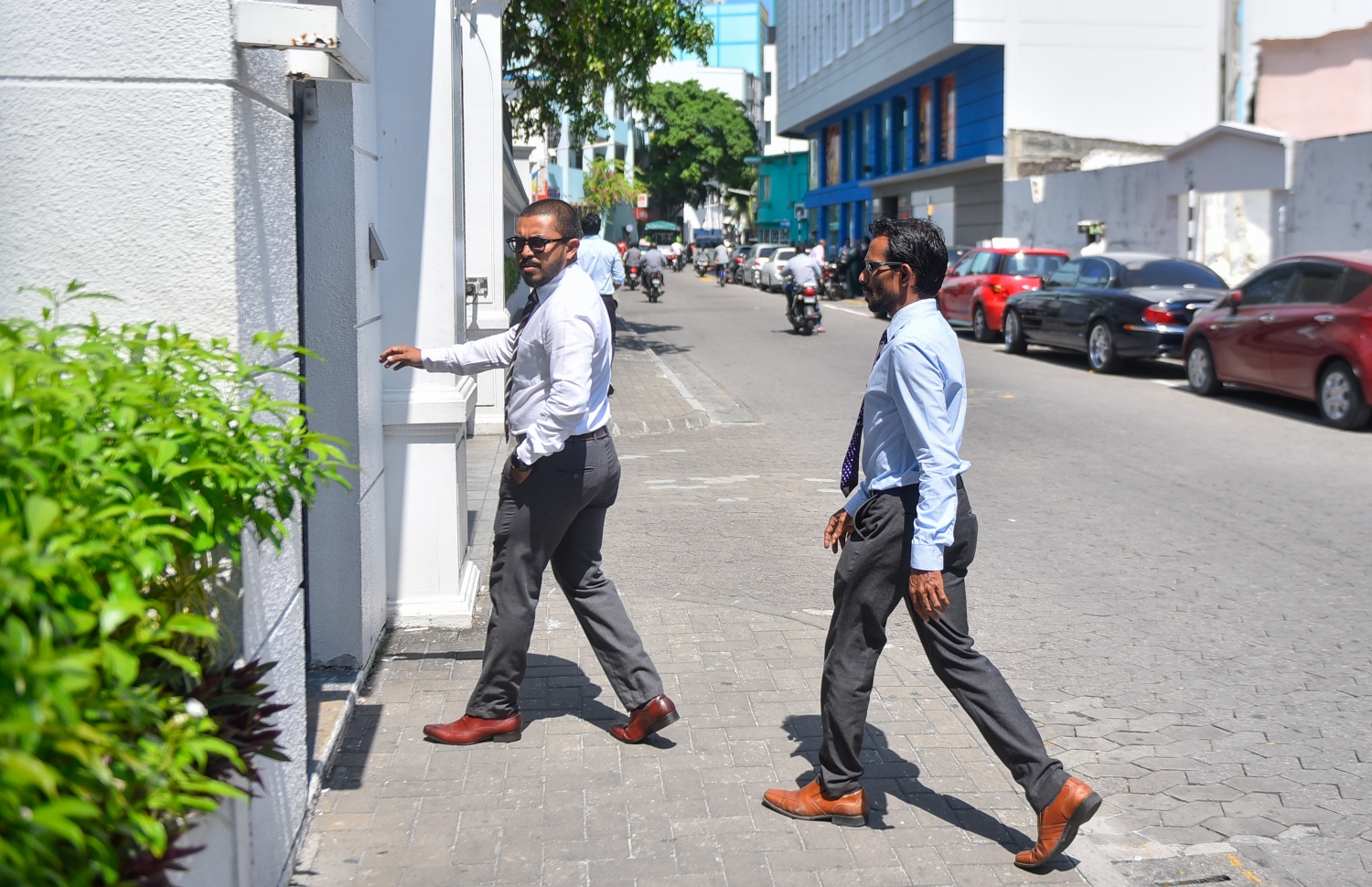 މެމްބަރު އަމީތު އާއި މުހައްމާ މިއަދު ސުޕްރީމް ކޯޓަށް ވަޑައިގަންނަވަނީ. ---ފޮޓޯ: ހުސެއިން ވަހީދު/ މިހާރު