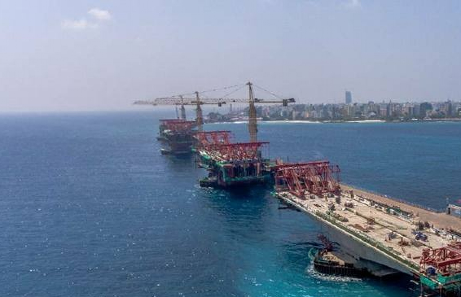 މާލެ-ހުޅުލެ ބްރިޖުގެ މަސައްކަތް ކުރިއަށް ގެންދަނީ: މިއީ ވެސް ޗައިނާގެ ވަރަށް ބޮޑު އެހީތެރިކަމަކާ އެކު ރައީސް ޔާމީންގެ ސަރުކާރުން ފަށާފައިވާ ބޮޑު މަޝްރޫއެއް.