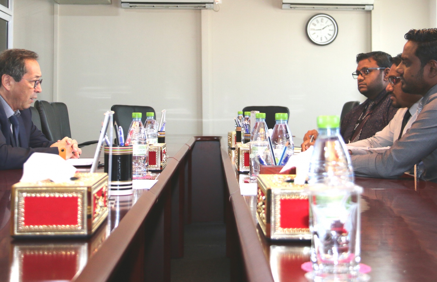 އިލެކްޝަންސް ކޮމިޝަންގެ މެމްބަރުން، އދ. ގެ ވަފުދާ މިއަދު ބައްދަލުކުރައްވަނީ.-- ފޮޓޯ: އީސީ