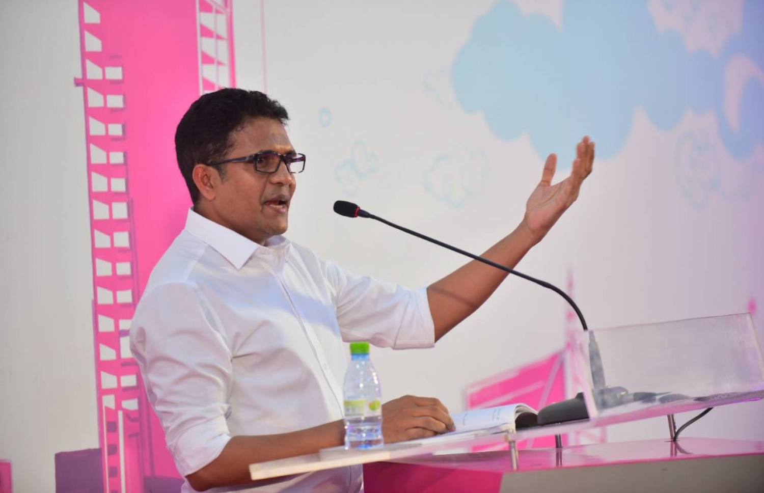 ނިހާން ޕީޕީއެމް ޕޯޑިއަމްއެއްގައި ވާހަކަ ދައްކަވަނީ-- ފޮޓޯ: މިހާރު