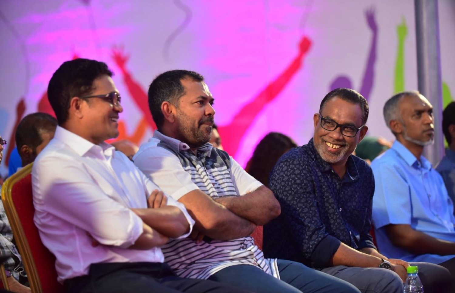 މިނިސްޓަރު ޒަމީރު (މ) ޕީޕީއެމްގެ މިރޭގެ ޖަލްސާގައި ބައިވެރިވެވަޑައިގަންނަވަނީ.---ފޮޓޯ: ހުސެއިން ވަހީދު/މިހާރު