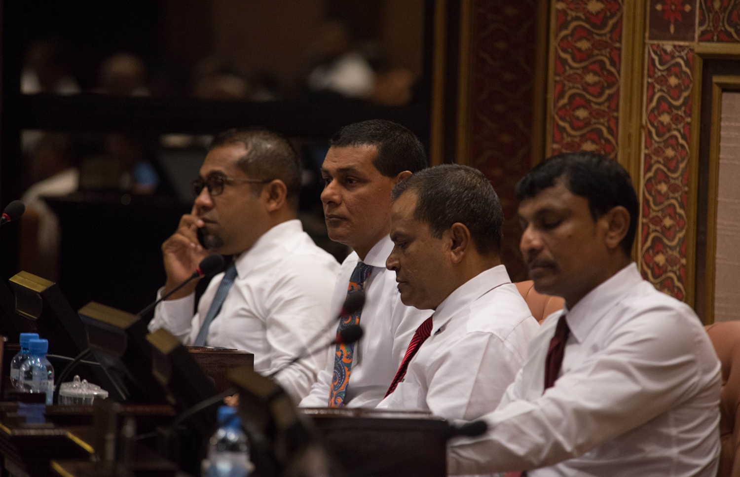 މިދިޔަ ފެބްރުއަރީ 19 ވަނަ ދުވަހު ދައުރުން ބޭރުގައި ބޭއްވި މަޖިލީހުގެ ޚާއްސަ ޖަލްސާގައި ބައިވެރިވެވަޑައިގެންނެވި، ޕީޕީއެމް ކޯލިޝަންގެ ބައެއް މެމްބަރުން. --ފޮޓޯ: މަޖިލިސް