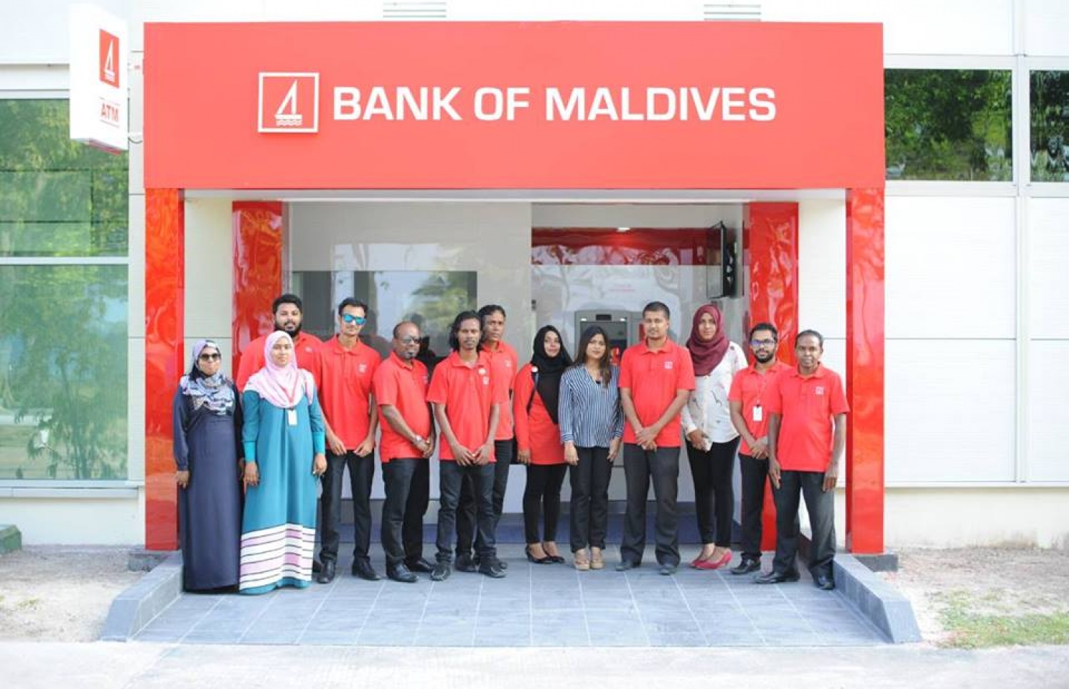 ބީއެމްއެލް އިން ގަން އެއާޕޯޓްގައި އާ އޭޓީއެމް ހުޅުވަން ބޭއްވި ހަފުލާގައި މުވައްޒަފުންތަކެއް. ފޮޓޯ: ބީއެމްއެލް