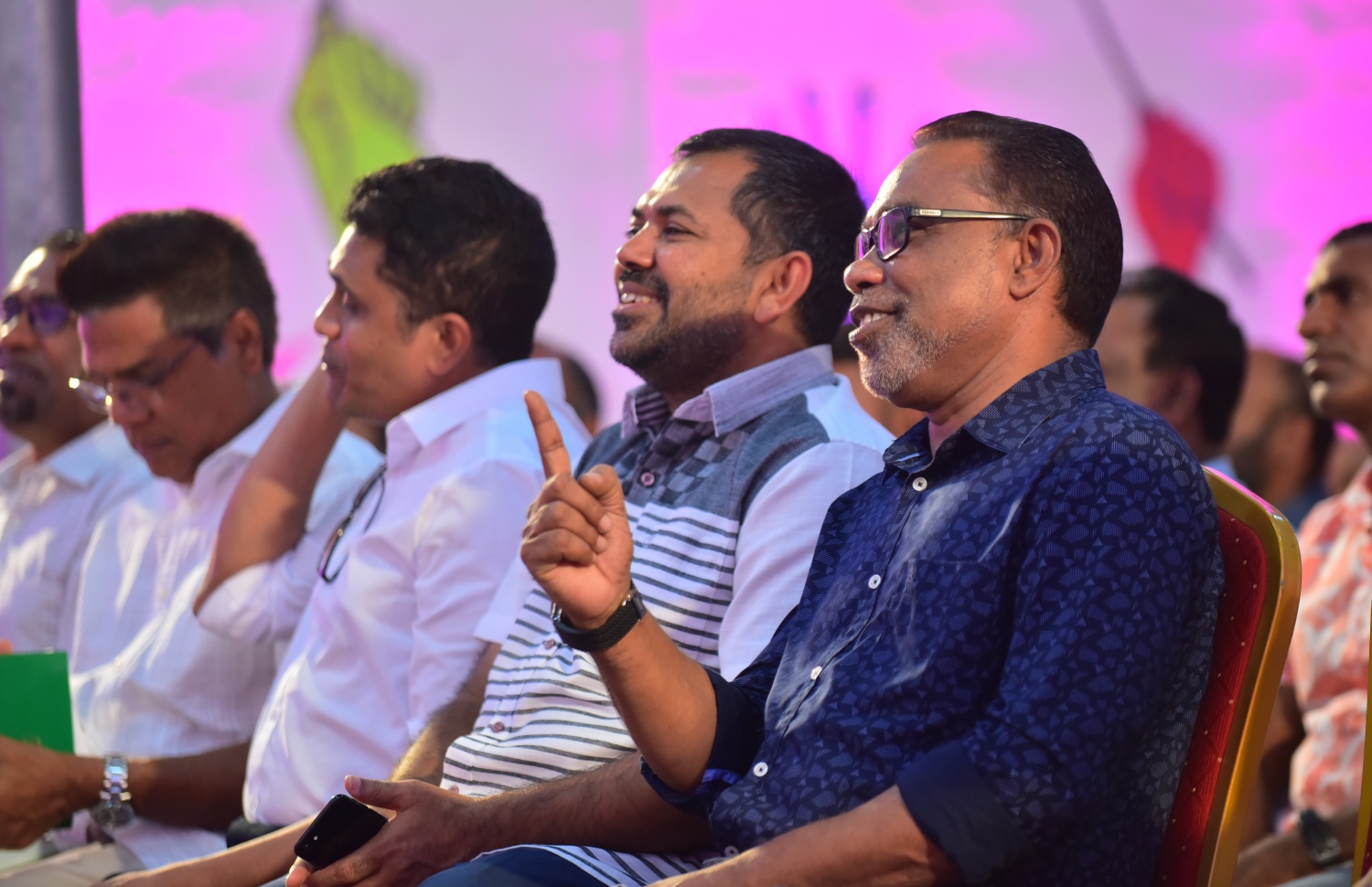 މާލެ: ފެބްރުއަރީ 20، 2018: ޕީޕީއެމްގެ "ރުމާލު 2" ގައި ބޭއްވި ޖަލްސާގައި ޓޫރިޒަމް މިނިސްޓަރު މޫސާ ޒަމީރު(ކ-2)، އެ ޕާޓީގެ ޕީޖީ ގްރޫޕުގެ ނައިބު އަބްދުއްރަހީމް އަބްދުﷲގެ(ކ) އިތުރުން ޕީޖީ ގްރޫޕުގެ ލީޑަރު އަހުމަދު ނިހާން(ވ) ބައިވެރިވެ ވަޑައިގަންނަވަނީ.-- ފޮޓޯ: ހުސެން ވަހީދު /މިހާރު