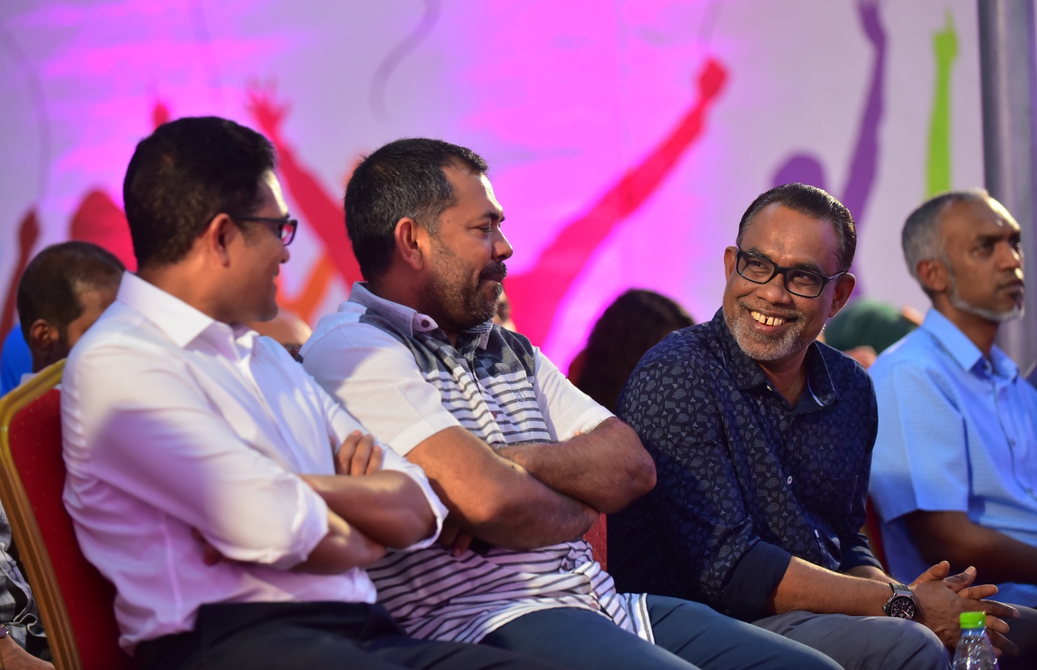 މާލެ: ފެބްރުއަރީ 20، 2018: ޕީޕީއެމްގެ "ރުމާލު 2" ގައި ބޭއްވި ޖަލްސާގައި ޓޫރިޒަމް މިނިސްޓަރު މޫސާ ޒަމީރު(މ)، އެ ޕާޓީގެ ޕީޖީ ގްރޫޕުގެ ނައިބު އަބްދުއްރަހީމް އަބްދުﷲގެ(ކ) އިތުރުން ޕީޖީ ގްރޫޕުގެ ލީޑަރު އަހުމަދު ނިހާން(ވ) ބައިވެރިވެ ވަޑައިގަންނަވަނީ.-- ފޮޓޯ: ހުސެން ވަހީދު /މިހާރު