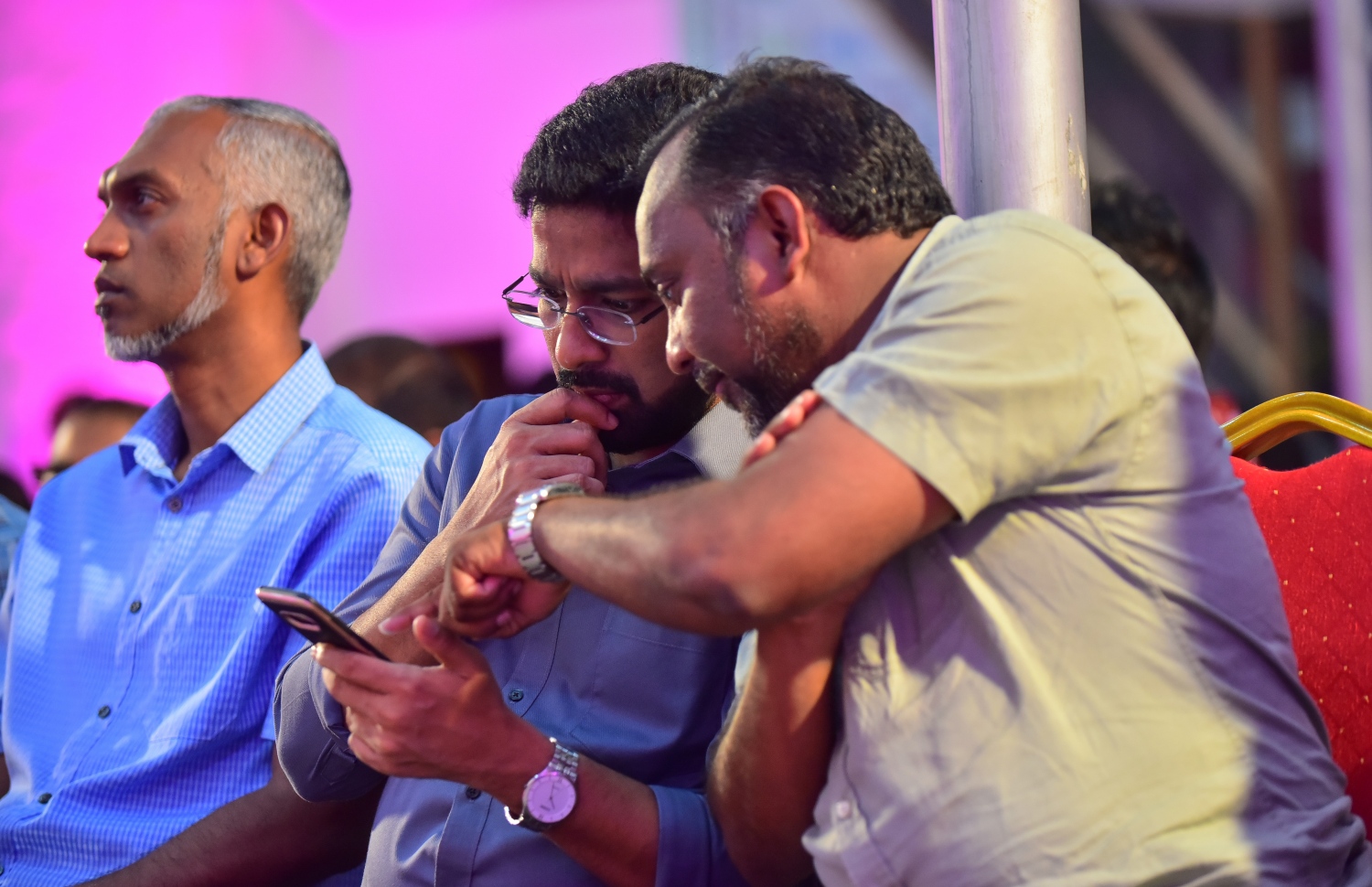 މާލެ: ފެބްރުއަރީ 20، 2018: ޕީޕީއެމްގެ "ރުމާލު 2" ގައި ބޭއްވި ޖަލްސާގައި ހޯމް މިނިސްޓަރު އަޒްލީން އަހުމަދު(މ)، އިސްލާމިކް މިނިސްޓަރު އަހުމަދު ޒިޔާދު ބާގިރުގެ(ކ) އިތުރުން ހައުސިން މިނސްޓަރު މުހައްމަދު މުއިއްޒު(ވ) ބައިވެރިވެ ވަޑައިގަންނަވަނީ.-- ފޮޓޯ: ހުސެން ވަހީދު /މިހާރު