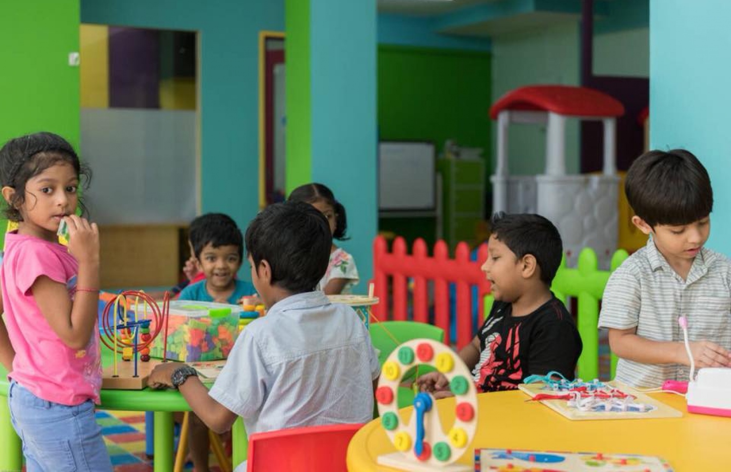 ލަވް ކެއާގައި ކުދިންތަކެއް ކުޅެނީ، މި ތަނުގައި ވަނީ ކުޑަކުދިންނާ ގުޅޭ ގިނަ ވަސީލަތްތަކެއް ވަނީ ގާއިމްކޮށްފައި.