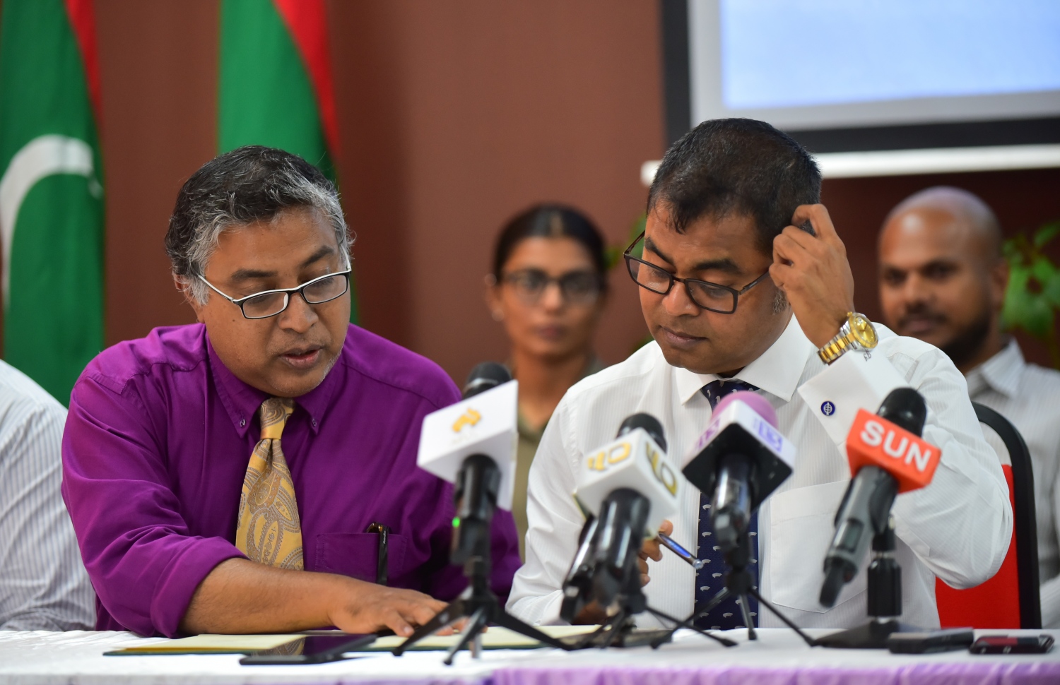 އެންވަޔަރަމަންޓް މިނިސްޓަރު ތޯރިގް (ކ) އާއި އާމިރު ނޫސްވެރިންގެ ބައްދަލުވުމެއްގައި. - ފޮޓޯ: މިހާރު
