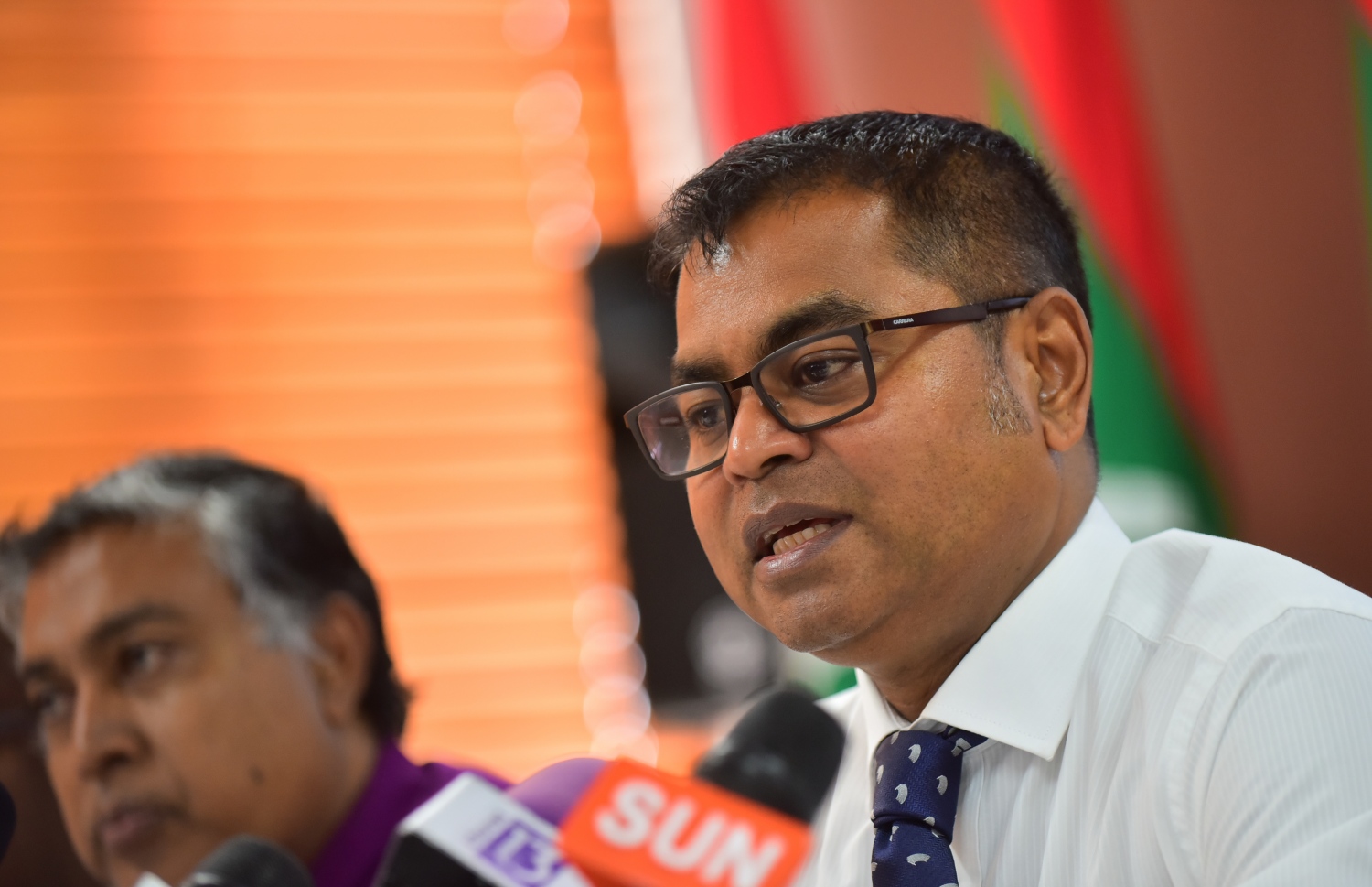 ތިލަފުށިން ބިން ހިއްކުމުގެ މަސައްކަތް އެމްޓީސީސީއާ ހަވާލުކުރަން ބޭއްވި ރަސްމިއްޔާތުގައި އެންވަޔަރްމެންޓް މިނިސްޓަރު ތޯރިގް މިއަދު ވާހަކަ ދައްކަވަނީ.-- ފޮޓޯ: ހުސެއިން ވަހީދު/ މިހާރު