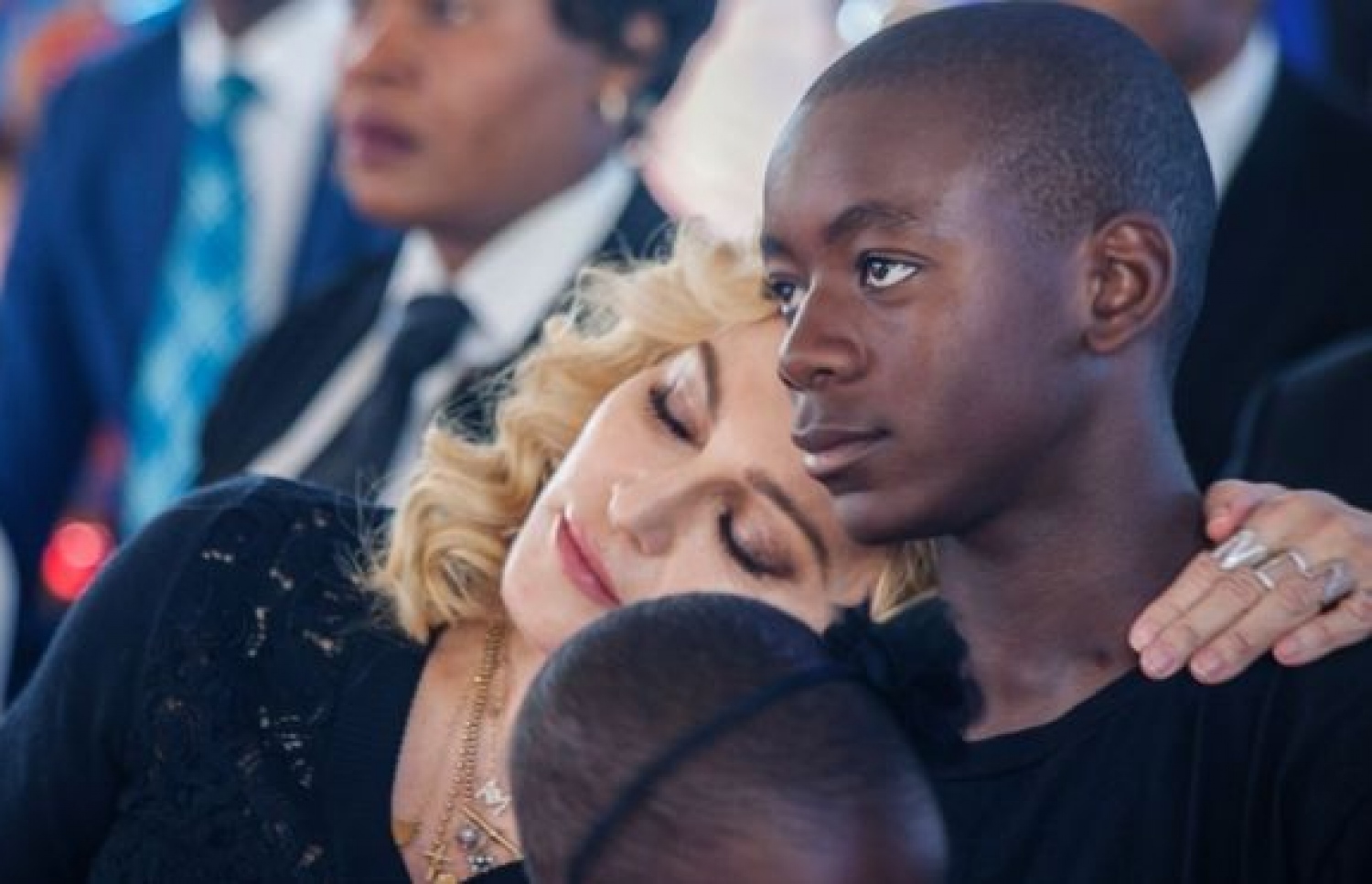 މެޑޯނާ އާއި އޭނާ އެޑޮޕްޓްކުރާ ކުއްޖާ ޑޭވިޑް ބަންޑާ. --ފޮޓޯ:އޭއެފްޕީ