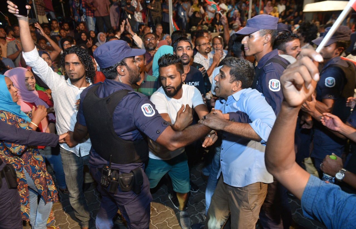 މި ރޭގެ އެއްވުމުގައި ފުލުހުންނާ މުޒާހަރާގެ ބައިވެރިންނާ ދެމެދު ކުރިމަތިލުމެއް ހިނގަނީ-- ފޮޓޯ: ނިޝާން އަލީ/މިހާރު