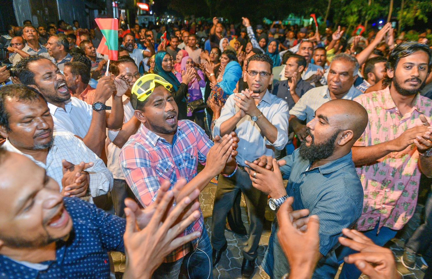 ސުޕްރީމް ކޯޓުން މި މަހުގެ 1 ގައި ނެރުނު އަމުރު ތަންފީޒު ކުރުމަށް ގޮވާލައި އިދިކޮޅު ހަރަކާތުން އެމްޑީޕީގެ ހަރުގެ ކައިރީގައި ބޭއްވި އެއްވުމުގައި ގަލޮޅު ދެކުނު ދާއިރާގެ މެމްބަރު މަހްލޫފު އިސްވެ، ރައީސް ޔާމީނާ ދެކޮޅަށް އަޑުއުފުލަނީ.---ފޮޓޯ: ނިޝާން އަލީ/މިހާރު