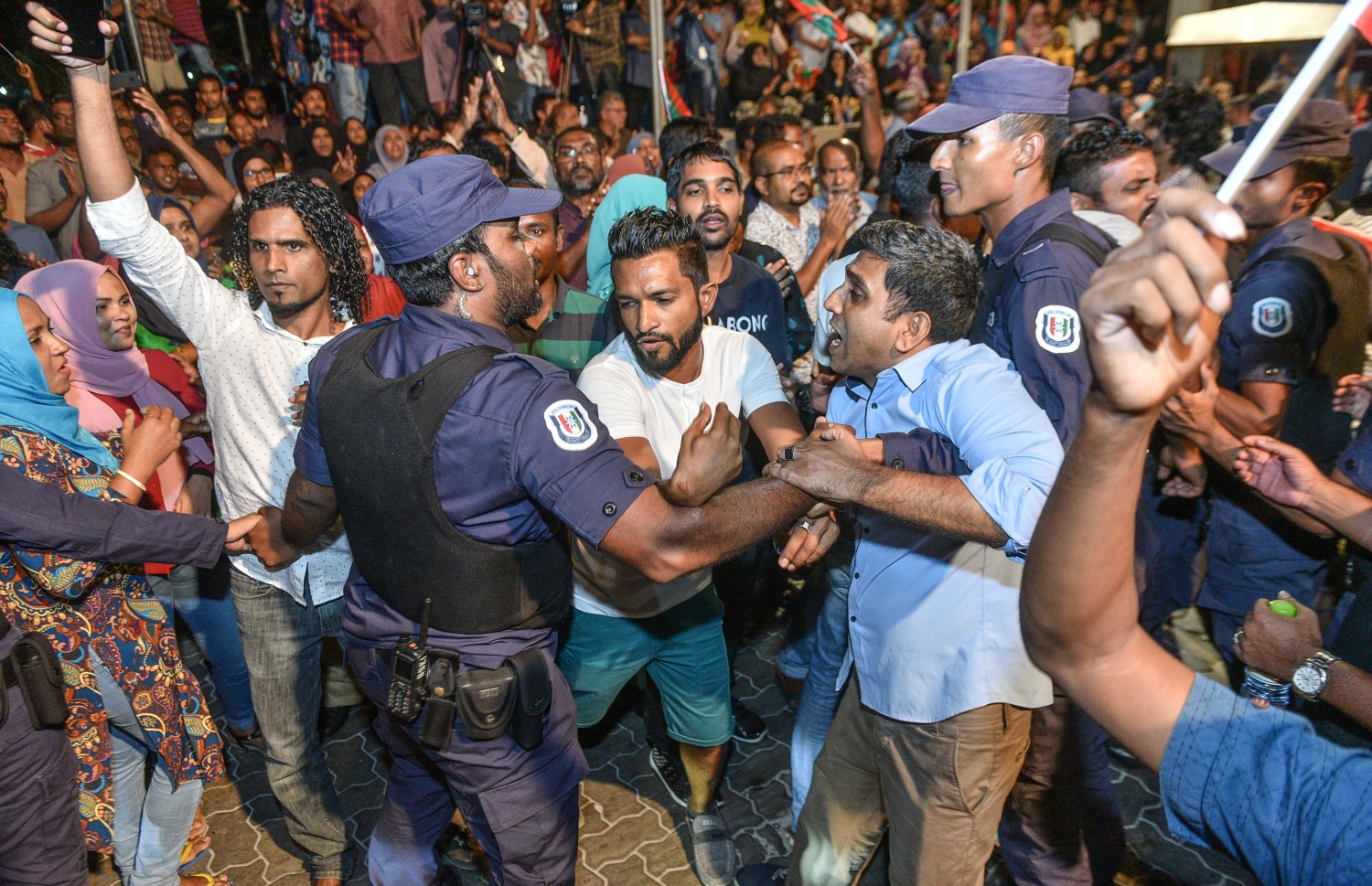 އިދިކޮޅު ފަރާތްތަކުން މާލޭގައި ބޭއްވި އެއްވުމެއް ރޫޅާލުމަށް ފުލުހުން ހަރަކާތްތެރިވަނީ.---ފޮޓޯ: ނިޝާން އަލީ/މިހާރު