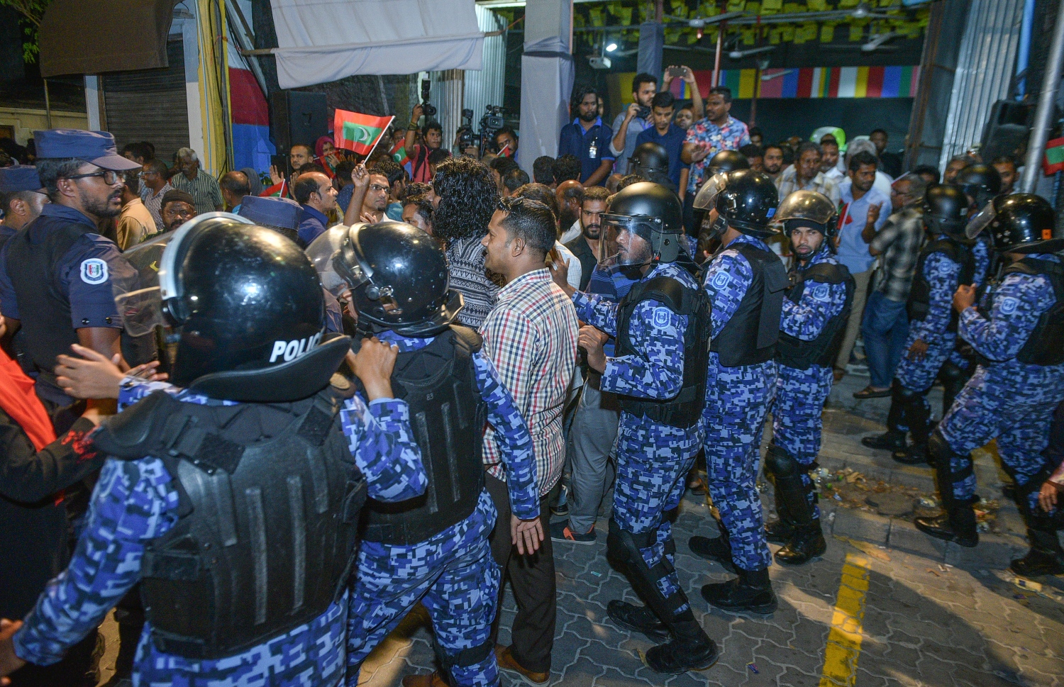 އިދިކޮޅު ފަރާތްތަކުގެ އެއްވުމެއް އެސްއޯ ފުލުހުން ރޫޅާލަނީ.---ފޮޓޯ: ނިޝާން އަލީ/މިހާރު