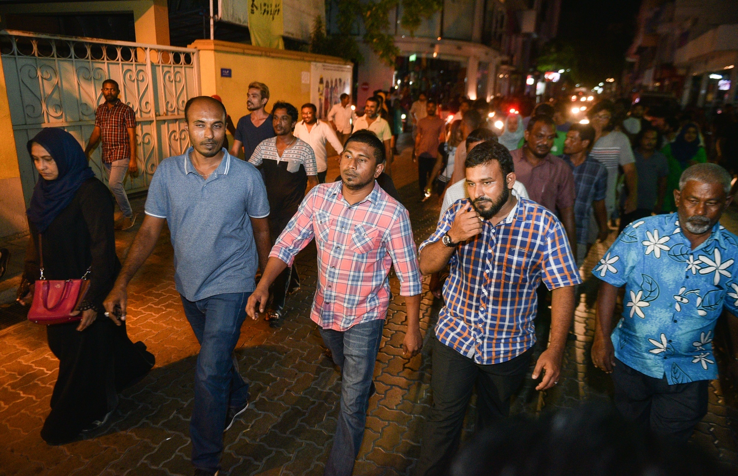 ސުޕްރީމް ކޯޓުގެ އަމުރު ތަންފީޒު ކުރުމަށް ގޮވާލައި ފެބްރުއަރީ 21 ވަނަ ދުވަހުގެ ރޭ އިދިކޮޅު ހަރަކާތުން ބޭއްވި އެއްވުމުގައި މަހްލޫފާއި އެހެން ބައެއް މީހުން ރައީސް ޔާމީނާ ދެކޮޅަށް އަޑުއުފުލަމުން މަގުތަކުގައި ހިނގަނީ. --ފޮޓޯ: ނިޝާން އަލީ/މިހާރު