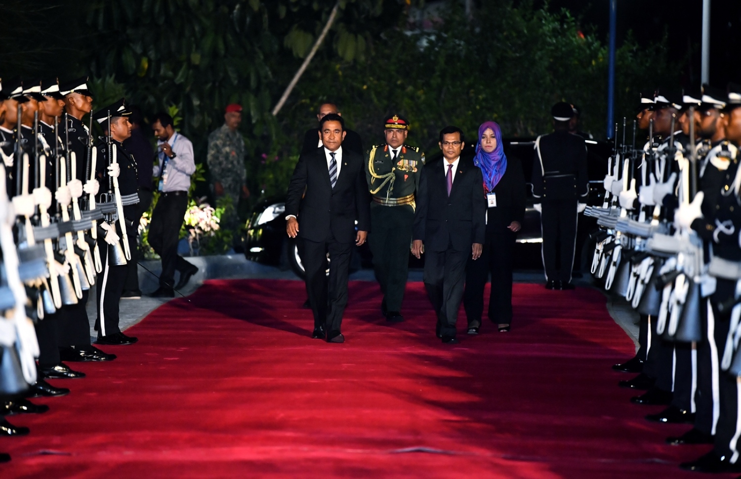މާލެ: ފެބްރުއަރީ 21، 2018: ދަރުބާރުގޭގައި ބޭއްވި ރައްޔިތުންގެ މަޖިލީހުގެ މިއަހަރުގެ ފުރަތަމަ ދައުރުގެ ފުރަތަމަ ޖަލްސާގައި ބައިވެރިވެ ވަޑައިގަތުމަށް ރައީސް އަބްދުﷲ ޔާމީން އާއި މަޖިލީހުގެ ރައީސް އަބްދުﷲ މަސީހު ވަޑައިގަންނަވަނީ.-- ފޮޓޯ: ރައީސް އޮފީސް