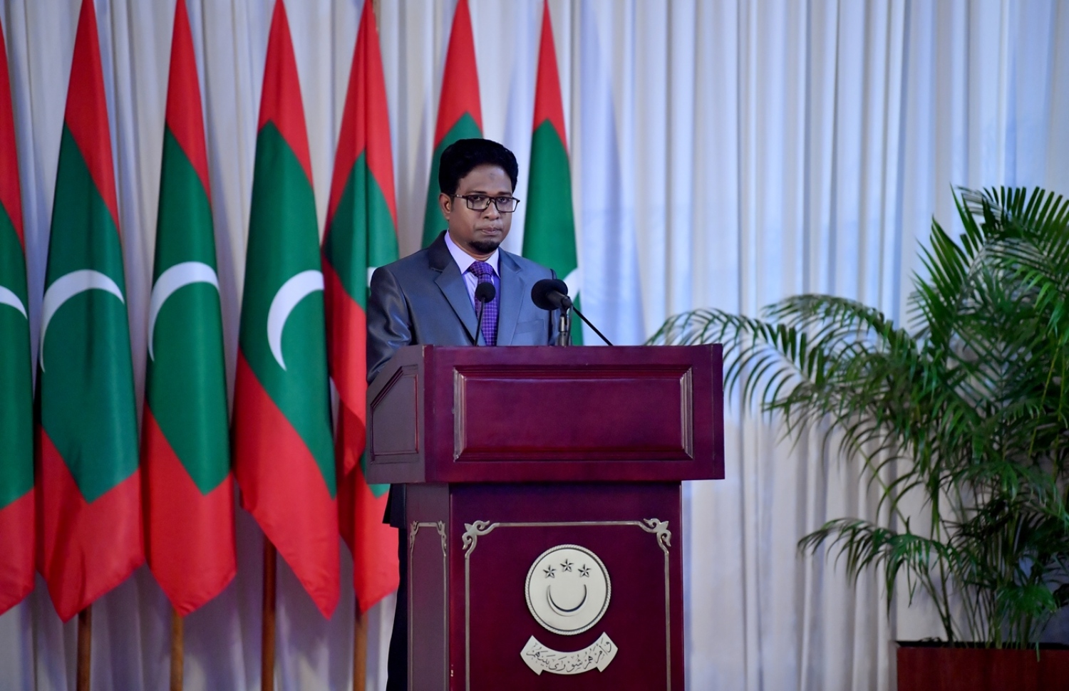 މާލެ: ފެބްރުއަރީ 21، 2018: ދަރުބާރުގޭގައި ބޭއްވި ރައްޔިތުންގެ މަޖިލީހުގެ މިއަހަރުގެ ފުރަތަމަ ދައުރުގެ ފުރަތަމަ ޖަލްސާގައި އިސްދޫ ދާއިރާގެ މަޖިލިސް މެމްބަރު އަހުމަދު ރަޝީދު މަޖިލިސް ފެށުމުގެ ރަސްމިއްޔާތުގައި ގުރުއާން ކިޔަވައި ވިދާޅުވަނީ.-- ފޮޓޯ: ރައީސް އޮފީސް