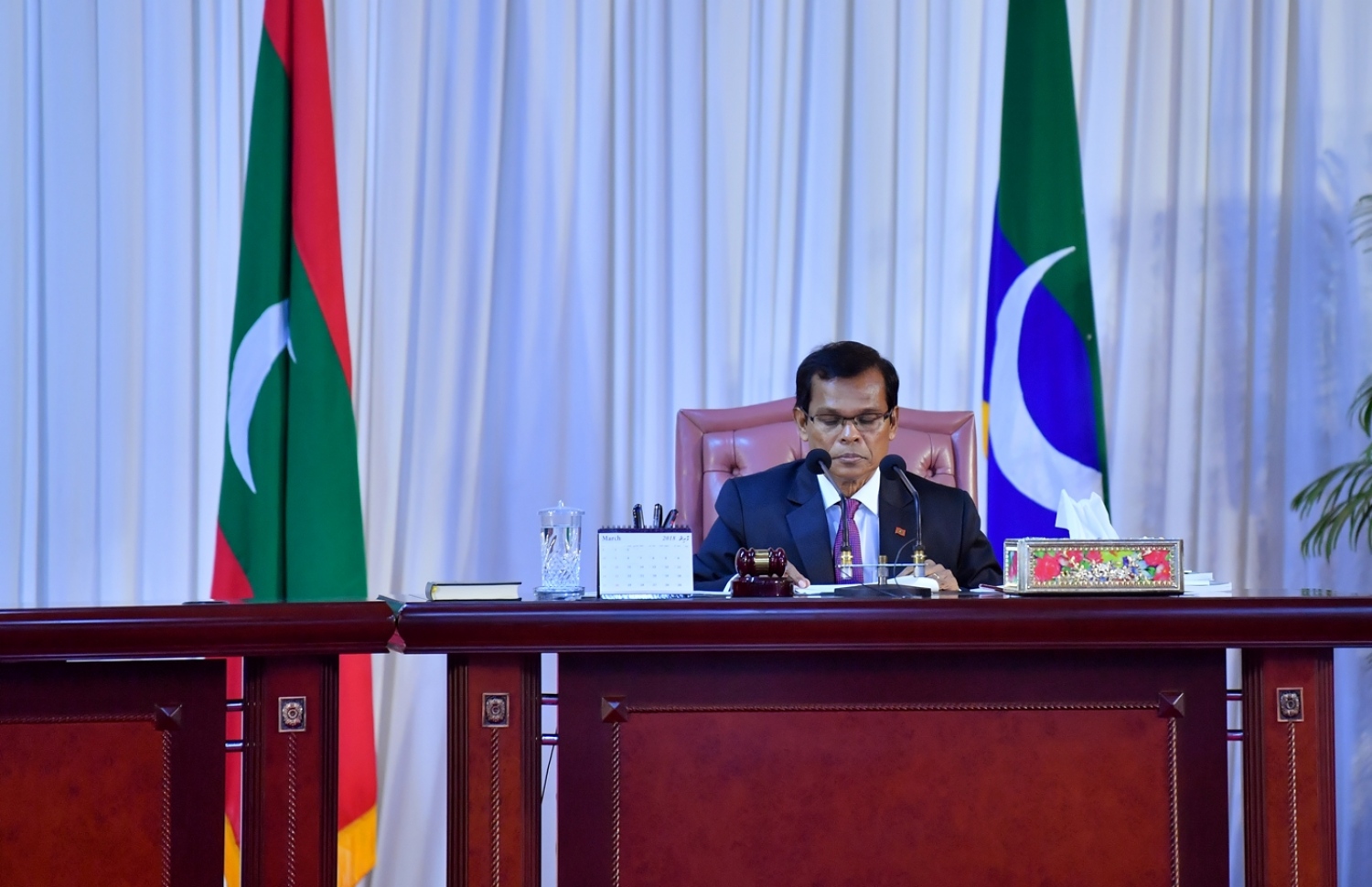 މާލެ: ފެބްރުއަރީ 21، 2018: ދަރުބާރުގޭގައި ބޭއްވި ރައްޔިތުންގެ މަޖިލީހުގެ މިއަހަރުގެ ފުރަތަމަ ދައުރުގެ ފުރަތަމަ ޖަލްސާގައި މަޖިލީހުގެ ރައީސް އަބްދުﷲ މަސީހު ބައިވެރިވެ ވަޑައިގަންނަވަނީ.-- ފޮޓޯ: ރައީސް އޮފީސް