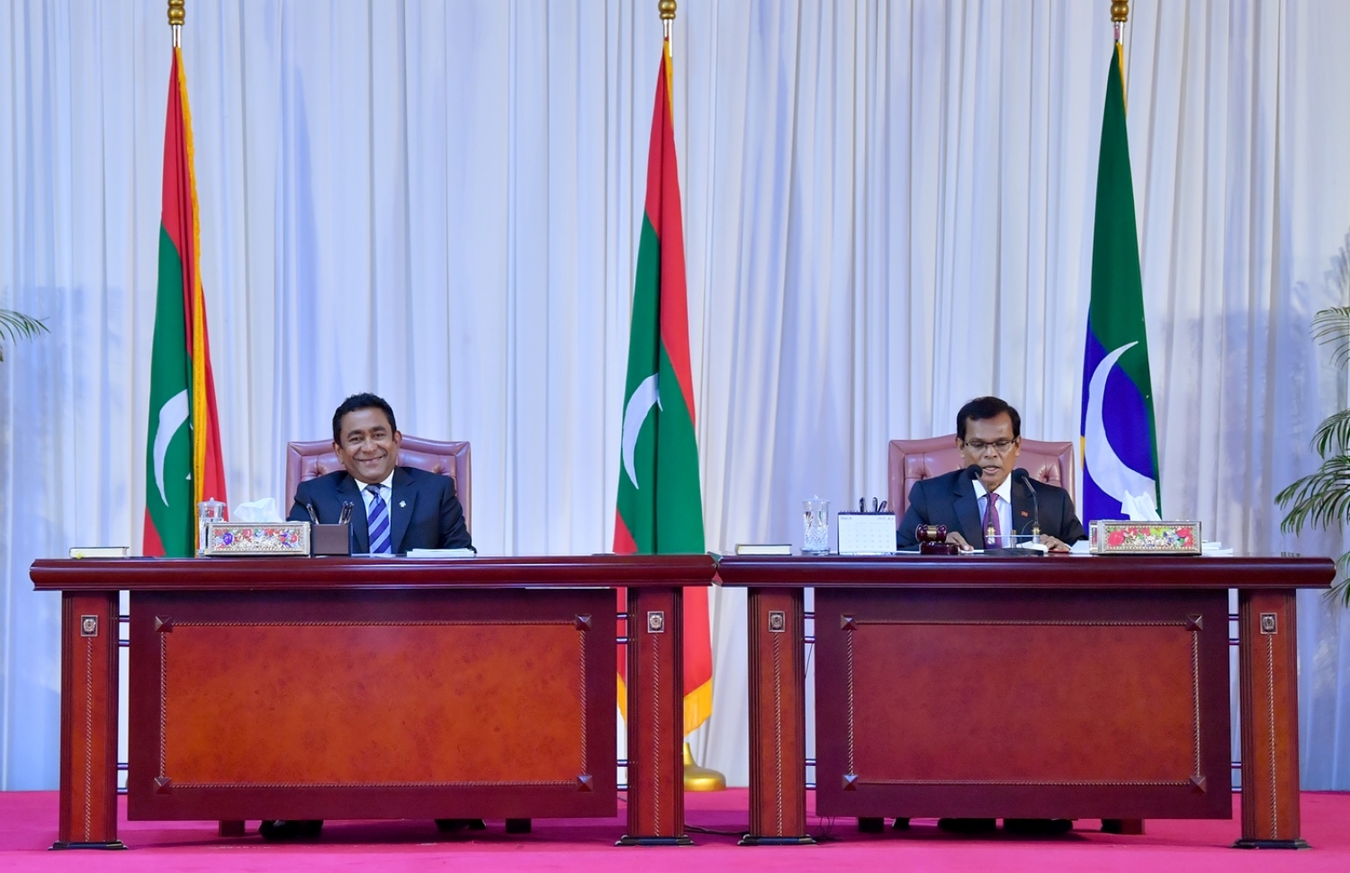 މާލެ: ފެބްރުއަރީ 21، 2018: ދަރުބާރުގޭގައި ބޭއްވި ރައްޔިތުންގެ މަޖިލީހުގެ މިއަހަރުގެ ފުރަތަމަ ދައުރުގެ ފުރަތަމަ ޖަލްސާގައި ރައީސް އަބްދުﷲ ޔާމީން އާއި މަޖިލީހުގެ ރައީސް އަބްދުﷲ މަސީހު ބައިވެރިވެ ވަޑައިގަންނަވަނީ.-- ފޮޓޯ: ރައީސް އޮފީސް