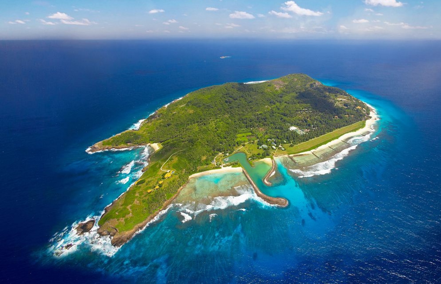 ސީޝެލްސްގެ ރިސޯޓެއް: ނަސީމު ވަނީ ބައެއް ރިސޯޓްތަކުގައި މަސައްކަތްކޮށްފައި