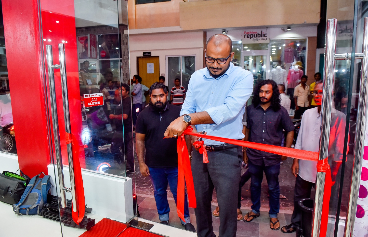 މާލެ: ފެބްރުއަރީ 22، 2018- ރެޑް ވޭވްގެ ޖެނެރަލް މެނޭޖަރު އަދި ބާރަށު ދާއިރާގެ ޕީޕީއެމްގެ މެމްބަރު ޝުޖާއު، ރެޑް ވޭވް ފަރުނީޗަރު ފިހާރަ މިރޭ ހުޅުއްވައި ދެއްވަނީ.-- ފޮޓޯ: ނިޝާން އަލީ/މިހާރު