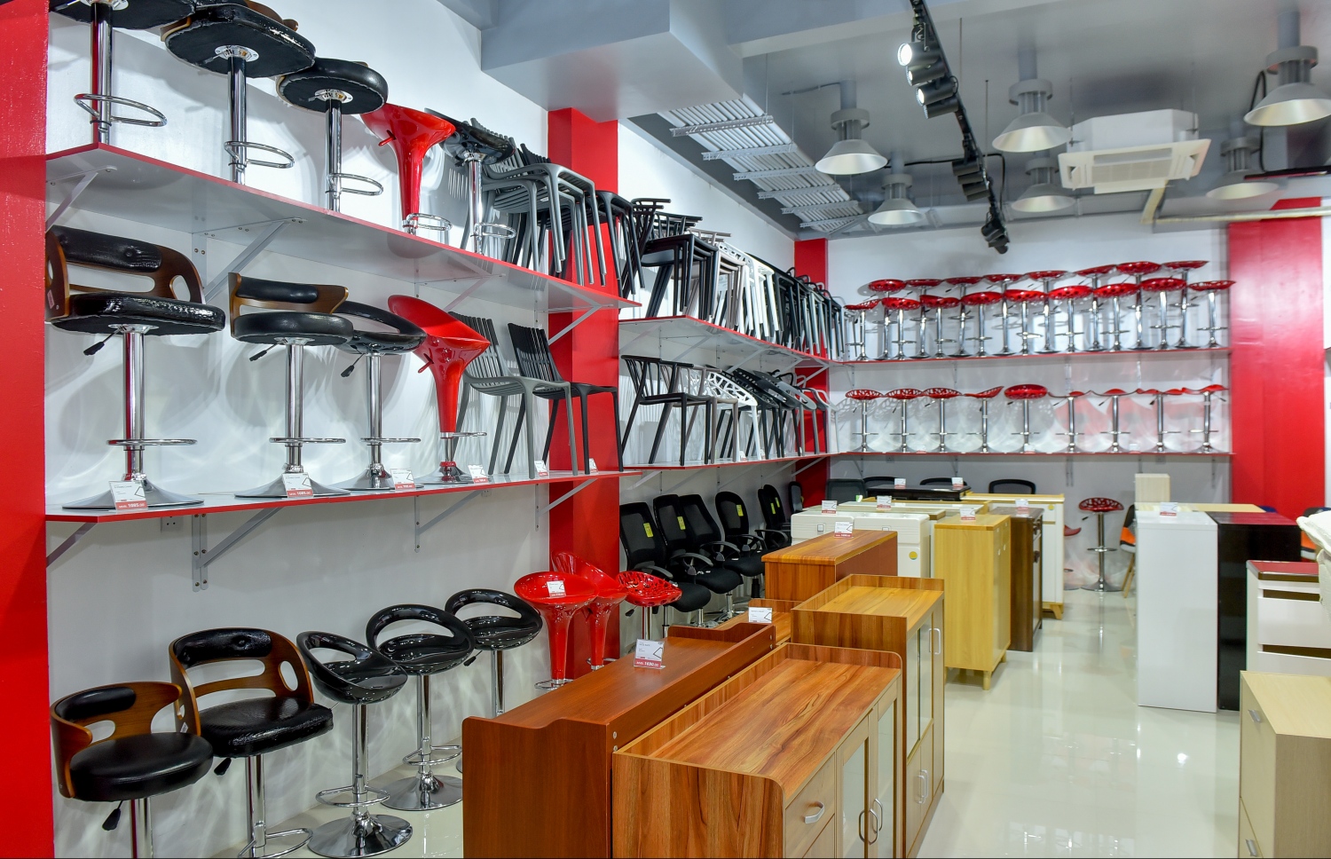 މާލެ: ފެބްރުއަރީ 22، 2018- ފަރުނީޗަރު ވިއްކުމަށް ޚާއްސަ ކޮށްގެން ރެޑް ވޭވުން މިރޭ ހުޅުވި 'ރެޑްވޭވް ލިވިން' ގައި ބަހައްޓާފައި ހުރި ފަރުނީޗަރުތަކެއް: ހީނާމާގޭ ޕާކިންޒޯން ކުރިމަތިން ނިރޮޅު މަގުގައި ހަދާފައިވާ މި ފިހާރަ އަކީ ރެޑް ވޭވްގެ 11 ވަނަ ފިހާރަ.---ފޮޓޯ: ނިޝާން އަލީ/މިހާރު