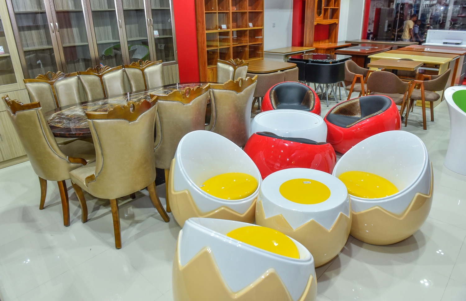 މާލެ: ފެބްރުއަރީ 22، 2018- ފަރުނީޗަރު ވިއްކުމަށް ޚާއްސަ ކޮށްގެން ރެޑް ވޭވުން މިރޭ ހުޅުވި 'ރެޑްވޭވް ލިވިން' ގައި ބަހައްޓާފައި ހުރި ފަރުނީޗަރުތަކެއް: ހީނާމާގޭ ޕާކިންޒޯން ކުރިމަތިން ނިރޮޅު މަގުގައި ހަދާފައިވާ މި ފިހާރަ އަކީ ރެޑް ވޭވްގެ 11 ވަނަ ފިހާރަ.---ފޮޓޯ: ނިޝާން އަލީ/މިހާރު