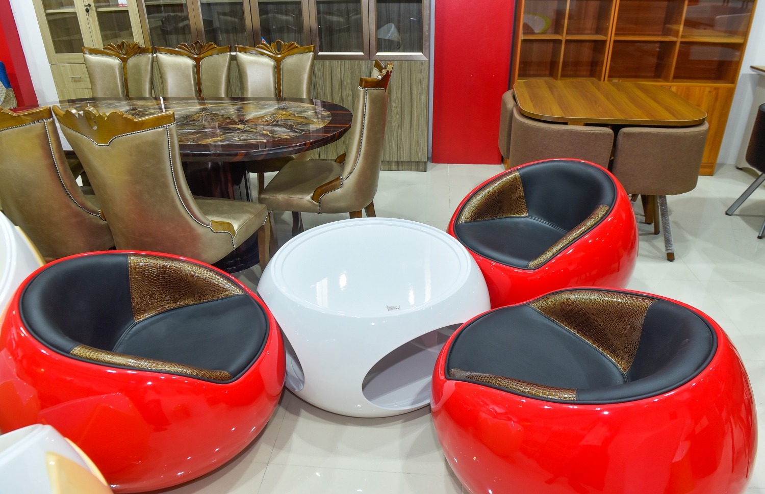 މާލެ: ފެބްރުއަރީ 22، 2018- ފަރުނީޗަރު ވިއްކުމަށް ޚާއްސަ ކޮށްގެން ރެޑް ވޭވުން މިރޭ ހުޅުވި 'ރެޑްވޭވް ލިވިން' ގައި ބަހައްޓާފައި ހުރި ފަރުނީޗަރުތަކެއް: ހީނާމާގޭ ޕާކިންޒޯން ކުރިމަތިން ނިރޮޅު މަގުގައި ހަދާފައިވާ މި ފިހާރަ އަކީ ރެޑް ވޭވްގެ 11 ވަނަ ފިހާރަ.---ފޮޓޯ: ނިޝާން އަލީ/މިހާރު