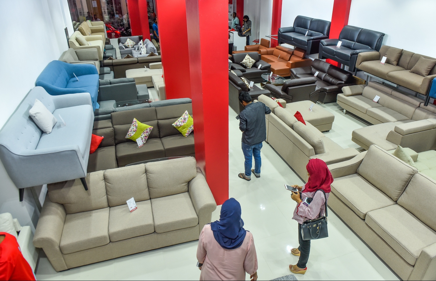 މާލެ: ފެބްރުއަރީ 22، 2018- ފަރުނީޗަރު ވިއްކުމަށް ޚާއްސަ ކޮށްގެން ރެޑް ވޭވުން މިރޭ ހުޅުވި 'ރެޑްވޭވް ލިވިން' ގައި އަތުރާފައި ހުރި ސޯފާތަކެއްގެ ކައިރީގައި ބަޔަކު ހަރަކާތްތެރިވަނީ: ހީނާމާގޭ ޕާކިންޒޯން ކުރިމަތިން ނިރޮޅު މަގުގައި ހަދާފައިވާ މި ފިހާރަ އަކީ ރެޑް ވޭވްގެ 11 ވަނަ ފިހާރަ.---ފޮޓޯ: ނިޝާން އަލީ/މިހާރު