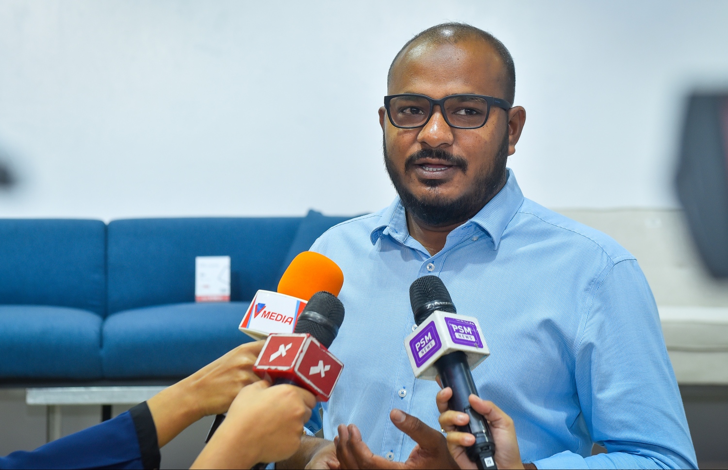 މާލެ: ފެބްރުއަރީ 22، 2018- ފަރުނީޗަރު ވިއްކުމަށް ޚާއްސަ ކޮށްގެން ރެޑް ވޭވުން މިރޭ ހުޅުވި 'ރެޑްވޭވް ލިވިން' އާ ގުޅޭ ގޮތުން އެތަނުގެ ޖެނެރަލް މެނޭޖަރު ޝުޖާއު މީޑިއާއާ ވާހަކަ ދައްކަވަނީ.---ފޮޓޯ: ނިޝާން އަލީ/މިހާރު