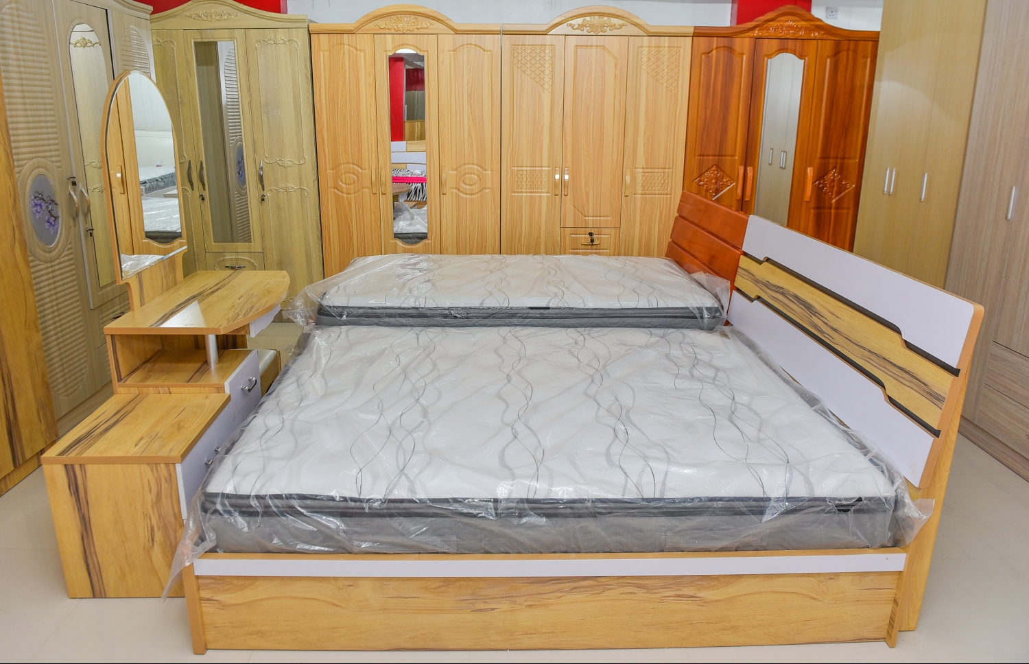 މާލެ: ފެބްރުއަރީ 22، 2018- ފަރުނީޗަރު ވިއްކުމަށް ޚާއްސަ ކޮށްގެން ރެޑް ވޭވުން މިރޭ ހުޅުވި 'ރެޑްވޭވް ލިވިން' ގައި ބަހައްޓާފައި ހުރި ބެޑް ރޫމް ސެޓެއް: ހީނާމާގޭ ޕާކިންޒޯން ކުރިމަތިން ނިރޮޅު މަގުގައި ހަދާފައިވާ މި ފިހާރަ އަކީ ރެޑް ވޭވްގެ 11 ވަނަ ފިހާރަ.---ފޮޓޯ: ނިޝާން އަލީ/މިހާރު