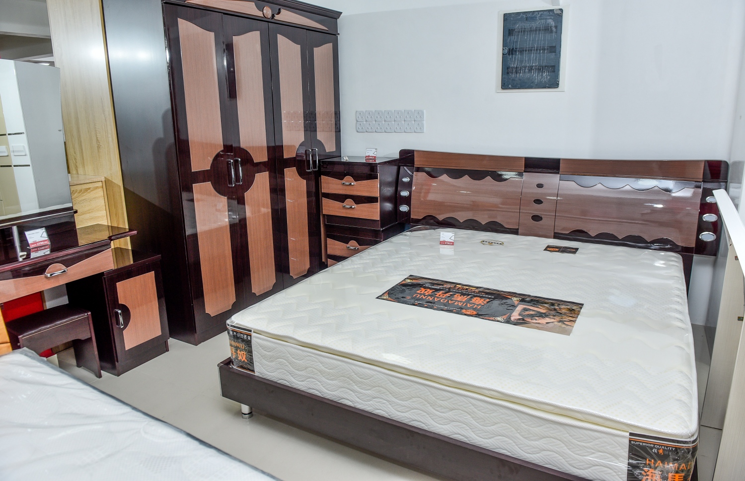 މާލެ: ފެބްރުއަރީ 22، 2018- ފަރުނީޗަރު ވިއްކުމަށް ޚާއްސަ ކޮށްގެން ރެޑް ވޭވުން މިރޭ ހުޅުވި 'ރެޑްވޭވް ލިވިން' ގައި ބަހައްޓާފައި ހުރި ބެޑް ރޫމް ސެޓެއް: ހީނާމާގޭ ޕާކިންޒޯން ކުރިމަތިން ނިރޮޅު މަގުގައި ހަދާފައިވާ މި ފިހާރަ އަކީ ރެޑް ވޭވްގެ 11 ވަނަ ފިހާރަ.---ފޮޓޯ: ނިޝާން އަލީ/މިހާރު