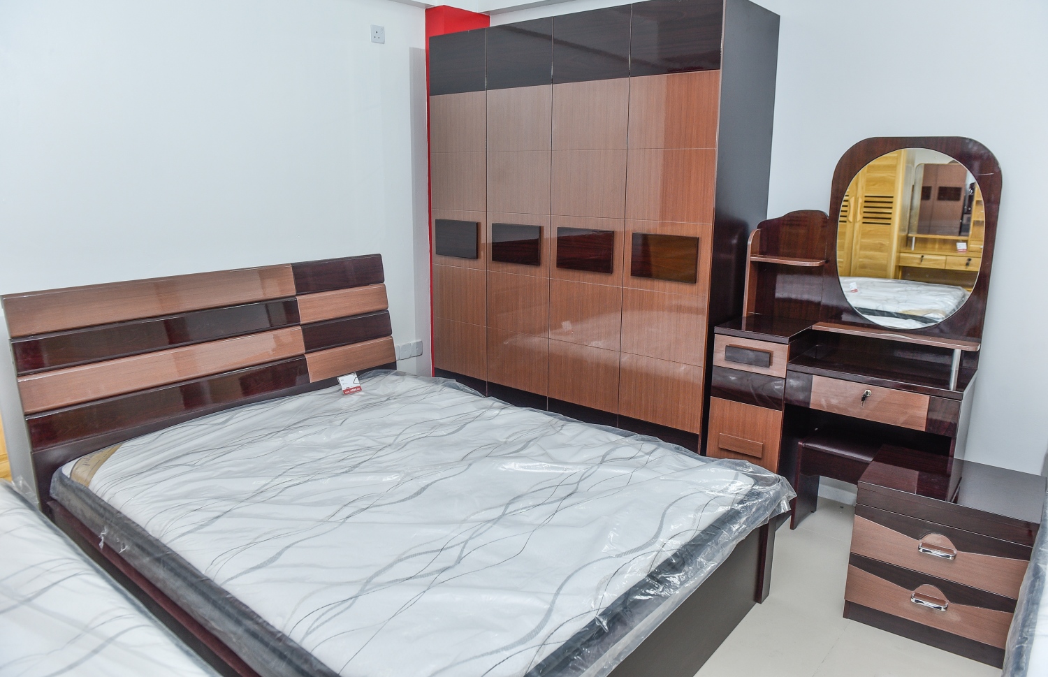 މާލެ: ފެބްރުއަރީ 22، 2018- ފަރުނީޗަރު ވިއްކުމަށް ޚާއްސަ ކޮށްގެން ރެޑް ވޭވުން މިރޭ ހުޅުވި 'ރެޑްވޭވް ލިވިން' ގައި ބަހައްޓާފައި ހުރި ބެޑް ރޫމް ސެޓެއް: ހީނާމާގޭ ޕާކިންޒޯން ކުރިމަތިން ނިރޮޅު މަގުގައި ހަދާފައިވާ މި ފިހާރަ އަކީ ރެޑް ވޭވްގެ 11 ވަނަ ފިހާރަ.---ފޮޓޯ: ނިޝާން އަލީ/މިހާރު