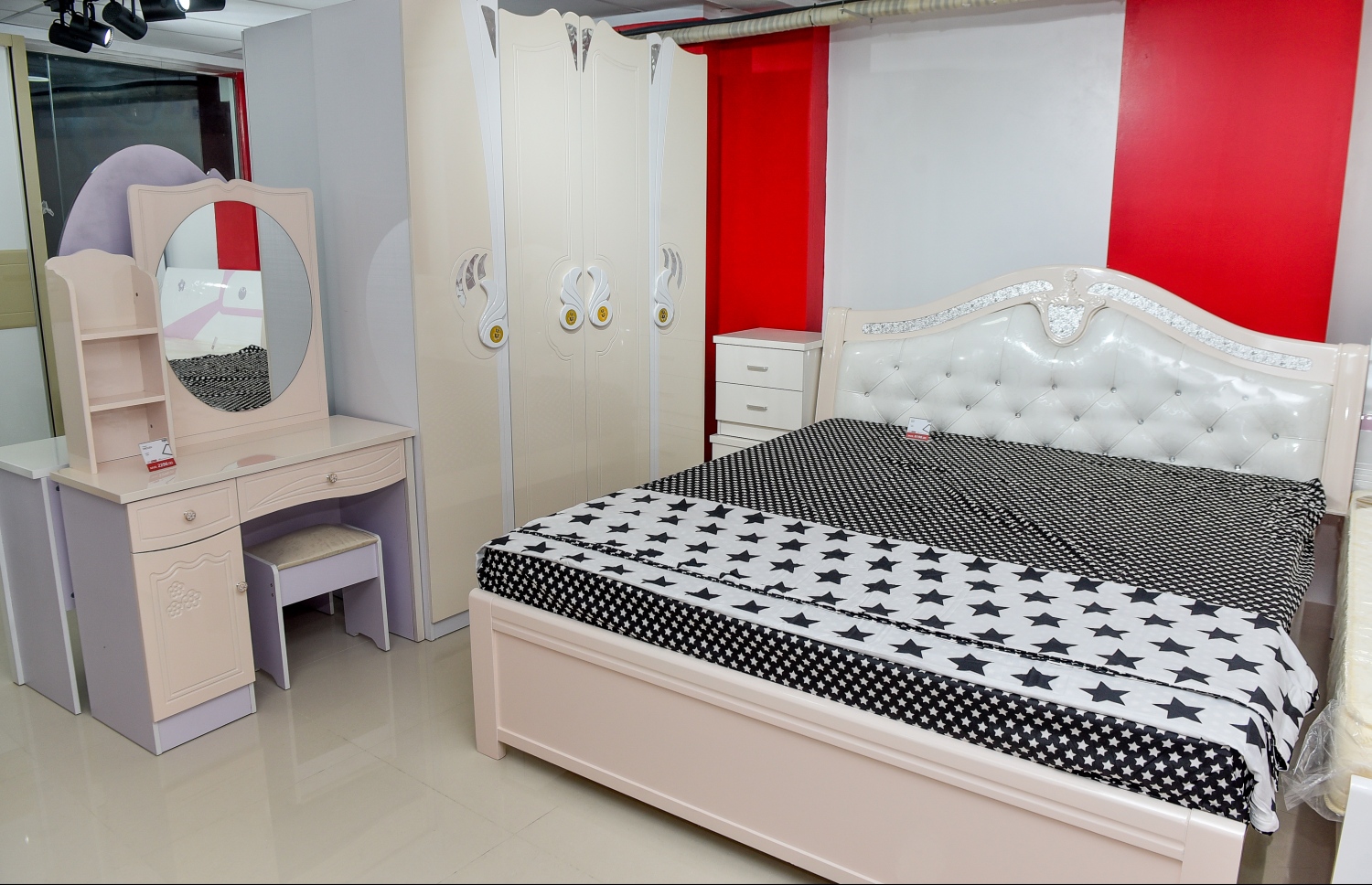 މާލެ: ފެބްރުއަރީ 22، 2018- ފަރުނީޗަރު ވިއްކުމަށް ޚާއްސަ ކޮށްގެން ރެޑް ވޭވުން މިރޭ ހުޅުވި 'ރެޑްވޭވް ލިވިން' ގައި ބަހައްޓާފައި ހުރި ބެޑް ރޫމް ސެޓެއް: ހީނާމާގޭ ޕާކިންޒޯން ކުރިމަތިން ނިރޮޅު މަގުގައި ހަދާފައިވާ މި ފިހާރަ އަކީ ރެޑް ވޭވްގެ 11 ވަނަ ފިހާރަ.---ފޮޓޯ: ނިޝާން އަލީ/މިހާރު