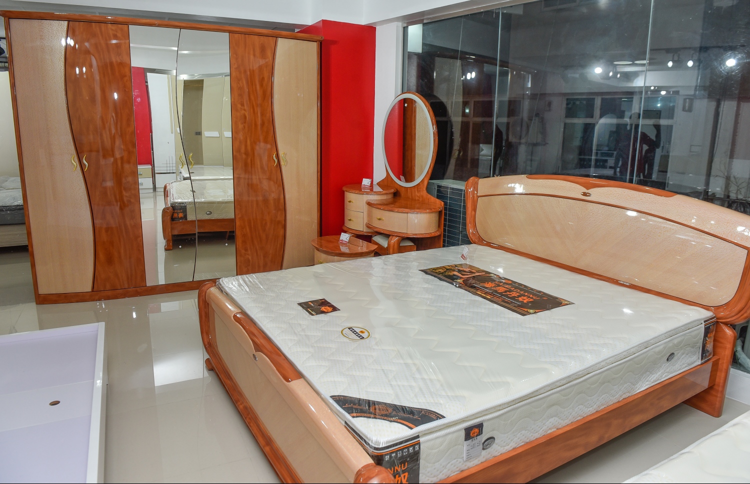 މާލެ: ފެބްރުއަރީ 22، 2018- ފަރުނީޗަރު ވިއްކުމަށް ޚާއްސަ ކޮށްގެން ރެޑް ވޭވުން މިރޭ ހުޅުވި 'ރެޑްވޭވް ލިވިން' ގައި ބަހައްޓާފައި ހުރި ބެޑް ރޫމް ސެޓެއް: ހީނާމާގޭ ޕާކިންޒޯން ކުރިމަތިން ނިރޮޅު މަގުގައި ހަދާފައިވާ މި ފިހާރަ އަކީ ރެޑް ވޭވްގެ 11 ވަނަ ފިހާރަ.---ފޮޓޯ: ނިޝާން އަލީ/މިހާރު