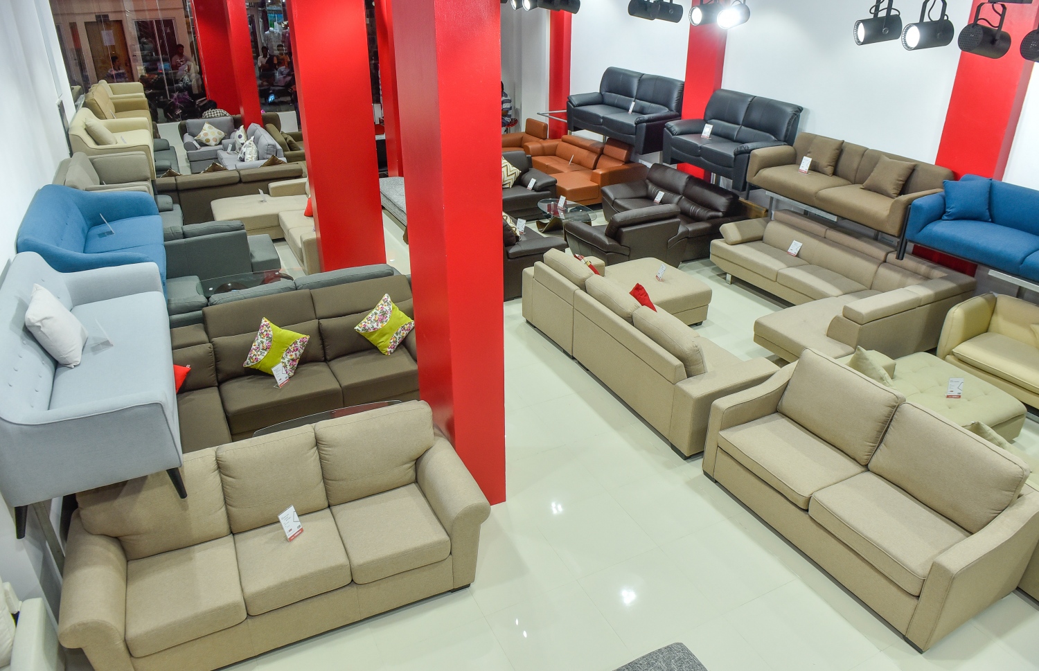 މާލެ: ފެބްރުއަރީ 22، 2018- ފަރުނީޗަރު ވިއްކުމަށް ޚާއްސަ ކޮށްގެން ރެޑް ވޭވުން މިރޭ ހުޅުވި 'ރެޑްވޭވް ލިވިން' ގައި އަތުރާފައި ހުރި ސޯފާތަކެއް: ހީނާމާގޭ ޕާކިންޒޯން ކުރިމަތިން ނިރޮޅު މަގުގައި ހަދާފައިވާ މި ފިހާރަ އަކީ ރެޑް ވޭވްގެ 11 ވަނަ ފިހާރަ.---ފޮޓޯ: ނިޝާން އަލީ/މިހާރު