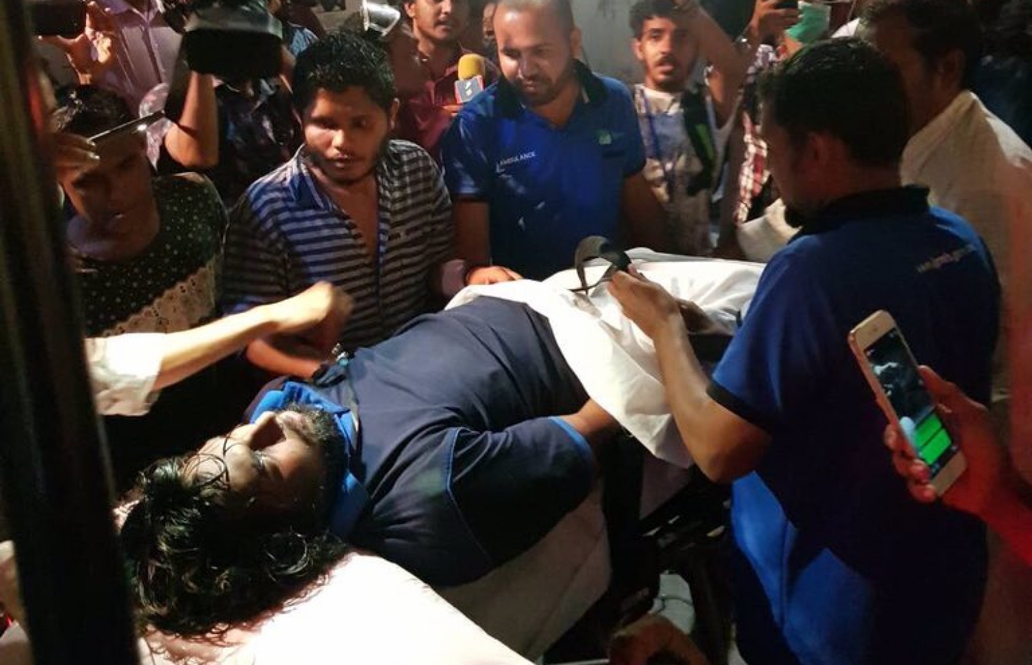 ކުނޫޒް ތެރޭ ޕެޕަސްޕްރޭ ޖެހުމުން އަނިޔާވި މީހަކަށް ފަރުވާ ދޭން ގެންދަނީ. -- ފޮޓޯ: ސޯޝަލް މީޑިއާ