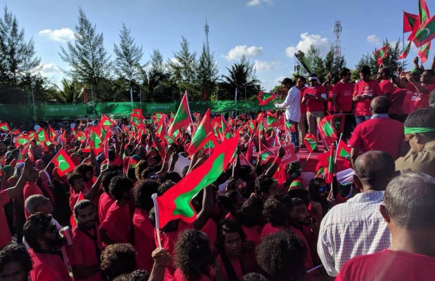 ފަސްޓް ލޭޑީ ފާތިމަތު އިބްރާހީމް އިސްވެ ހުންނަވައިގެން އައްޑޫ ހިތަދޫގައި ބޭއްވި ރެލީގައި ބައިވެރިވި ބައެއް މީހުން ގައުމީ ދިދަ ހިފައިގެން ޝުއޫރު ފާޅުކުރަނީ.