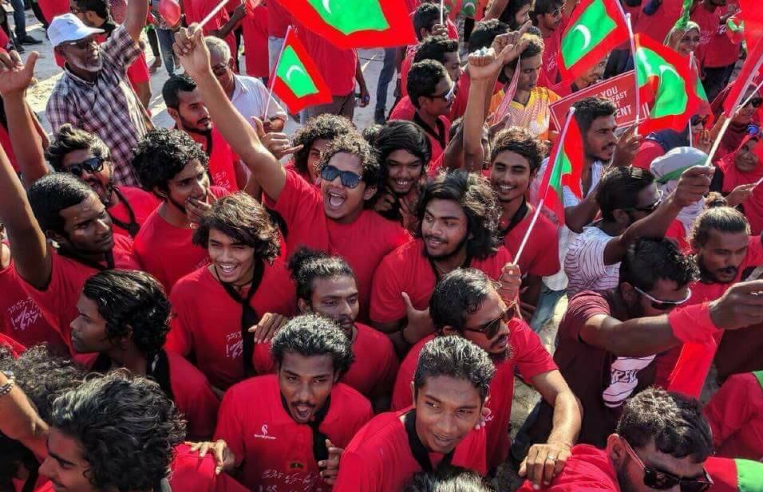 ފަސްޓް ލޭޑީ ފާތިމަތު އިބްރާހީމް އިސްވެ ހުންނަވައިގެން އައްޑޫ ހިތަދޫގައި ބޭއްވި ރެލީގައި ބައިވެރިވި ބައެއް މީހުން ގައުމީ ދިދަ ހިފައިގެން ޝުއޫރު ފާޅުކުރަނީ.