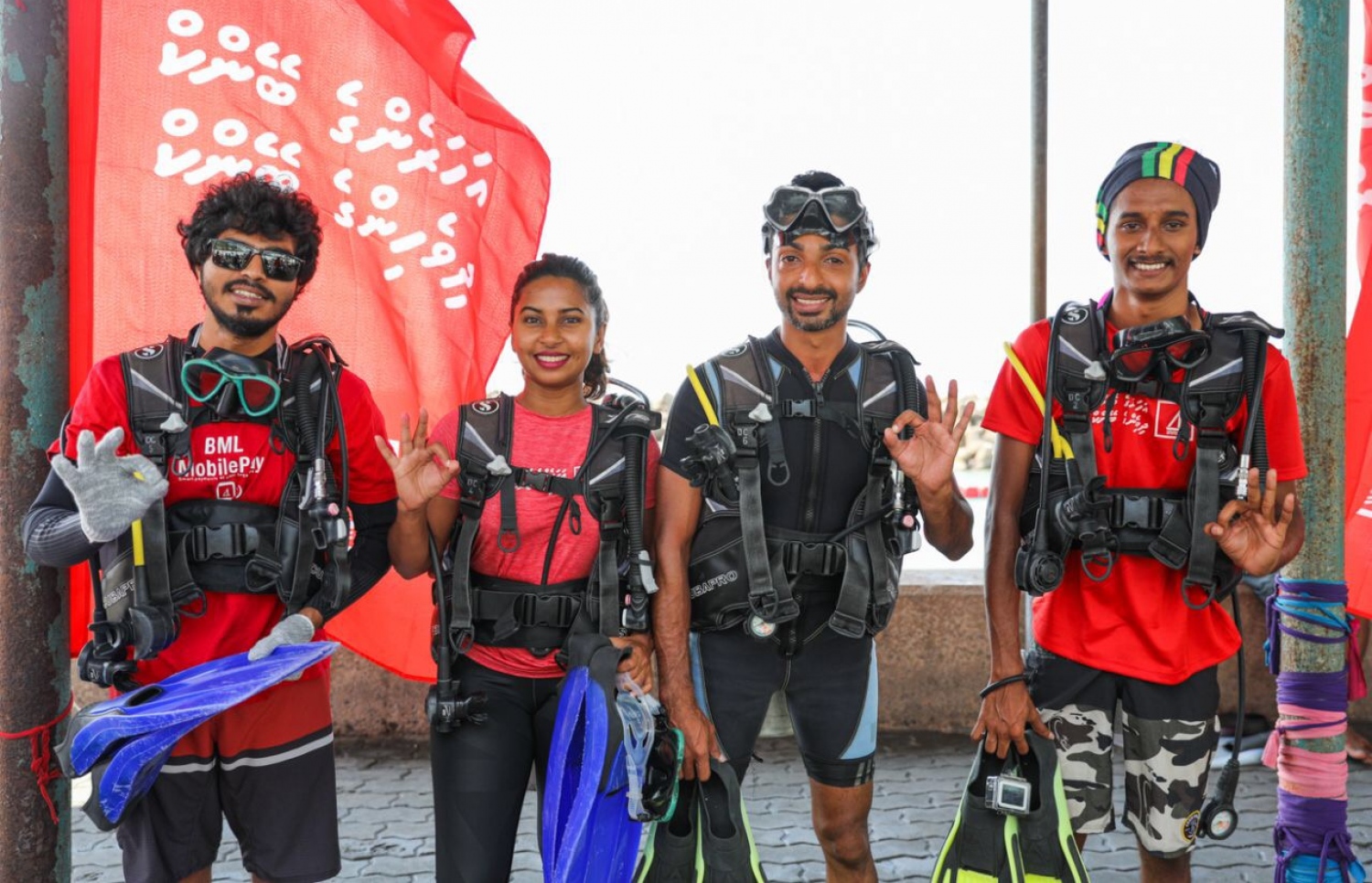 ޑައިވް ކޮށްގެން ޓްރެކް ސަރަހައްދު ސާފު ކުރުމުގައި ބައިވެރިވި ބީއެމްއެލްގެ މުވައްޒަފުންތަކެއް.